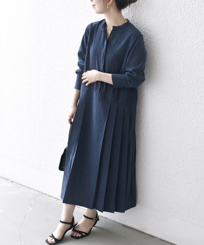 【シップス フォー ウィメン/SHIPS】のSHIPS any 洗濯機可能 ピーチスキン サイド プリーツ バンドカラー シャツ ワンピース インテリア・キッズ・メンズ・レディースファッション・服の通販 founy(ファニー) https://founy.com/ ファッション Fashion レディースファッション Fashion for Women ワンピース Dresses シャツワンピース / 1枚で着映えコーデ Shirt Dresses ヴィンテージ Vintage Style 洗える Machine Washable カーディガン Cardigan, Knitwear 軽量 Lightweight, Ultra Light ジャケット Jacket, Outerwear スカーフ Scarf, Neckwear スキッパー Skipper, Open Collar トレンド Trend, Trending Now 人気 Popular, Best Seller ピーチ Peach, Soft Touch プリーツ Pleats, Pleated おすすめ Recommended / Our Picks ビジネス 仕事 通勤 Business / Work / Commuting 2025年 2025 2025-2026秋冬・A/W Autumn/Winter 2025–26 AW25–26 |ID: prp329100004678799 ipo3291000000034786940