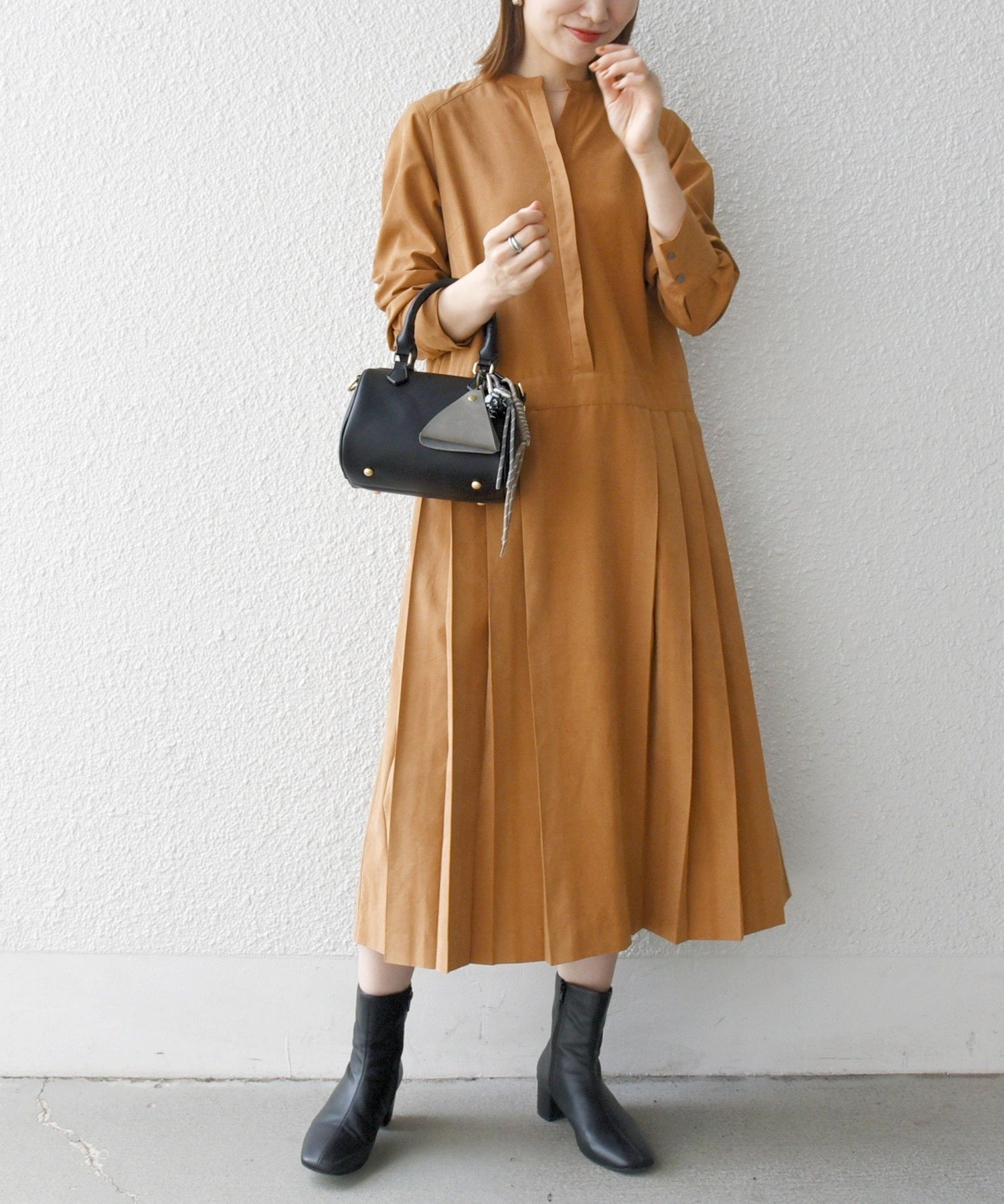 【シップス フォー ウィメン/SHIPS】のSHIPS any 洗濯機可能 ピーチスキン サイド プリーツ バンドカラー シャツ ワンピース インテリア・キッズ・メンズ・レディースファッション・服の通販 founy(ファニー) ファッション Fashion レディースファッション Fashion for Women ワンピース Dresses シャツワンピース / 1枚で着映えコーデ Shirt Dresses ヴィンテージ Vintage Style 洗える Machine Washable カーディガン Cardigan, Knitwear 軽量 Lightweight, Ultra Light ジャケット Jacket, Outerwear スカーフ Scarf, Neckwear スキッパー Skipper, Open Collar トレンド Trend, Trending Now 人気 Popular, Best Seller ピーチ Peach, Soft Touch プリーツ Pleats, Pleated おすすめ Recommended / Our Picks ビジネス 仕事 通勤 Business / Work / Commuting 2025年 2025 2025-2026秋冬・A/W Autumn/Winter 2025–26 AW25–26 キャメル|ID: prp329100004678799 ipo3291000000034786942