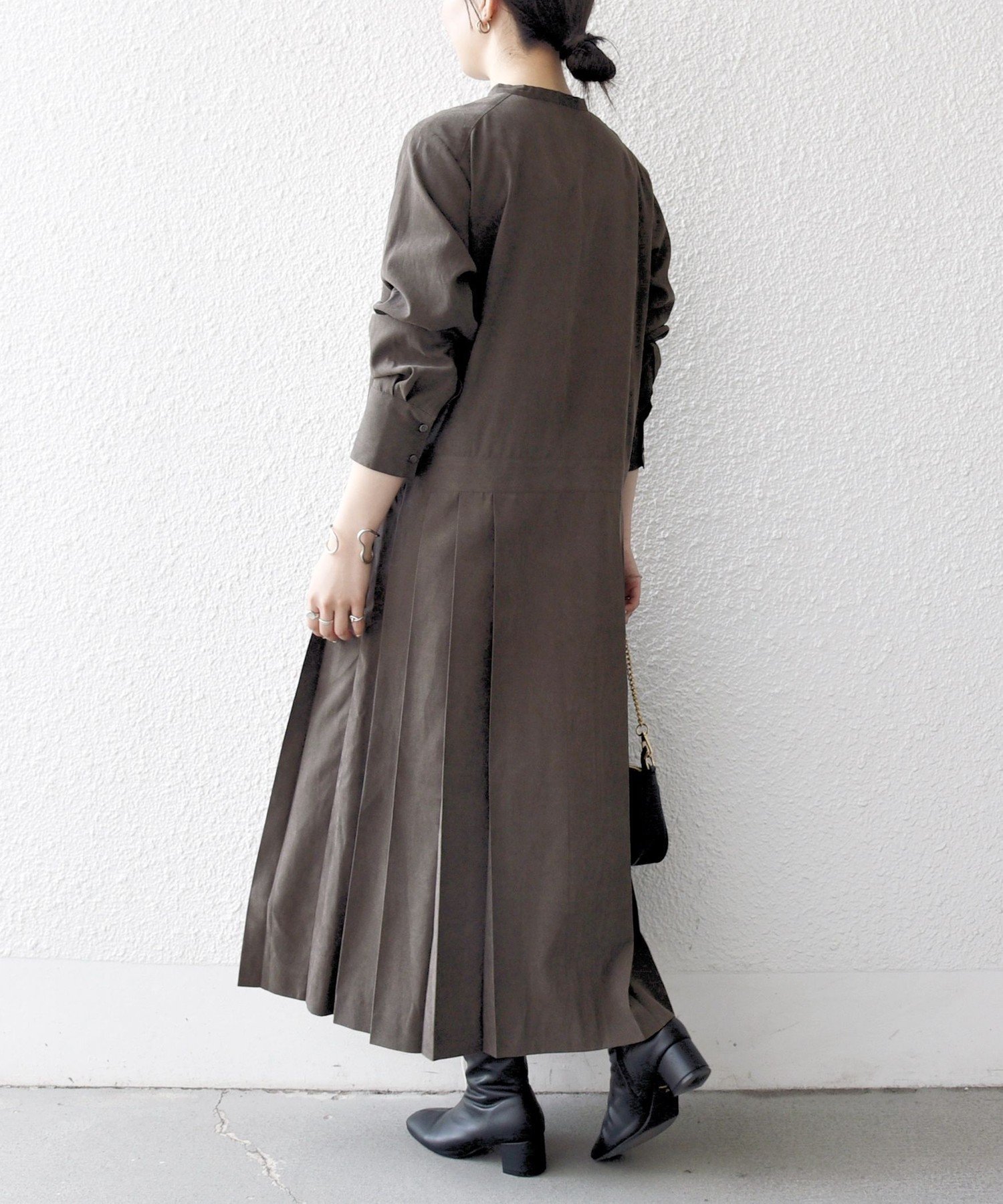 【シップス フォー ウィメン/SHIPS】のSHIPS any 洗濯機可能 ピーチスキン サイド プリーツ バンドカラー シャツ ワンピース インテリア・キッズ・メンズ・レディースファッション・服の通販 founy(ファニー) ファッション Fashion レディースファッション Fashion for Women ワンピース Dresses シャツワンピース / 1枚で着映えコーデ Shirt Dresses ヴィンテージ Vintage Style 洗える Machine Washable カーディガン Cardigan, Knitwear 軽量 Lightweight, Ultra Light ジャケット Jacket, Outerwear スカーフ Scarf, Neckwear スキッパー Skipper, Open Collar トレンド Trend, Trending Now 人気 Popular, Best Seller ピーチ Peach, Soft Touch プリーツ Pleats, Pleated おすすめ Recommended / Our Picks ビジネス 仕事 通勤 Business / Work / Commuting 2025年 2025 2025-2026秋冬・A/W Autumn/Winter 2025–26 AW25–26 ブラウン|ID: prp329100004678799 ipo3291000000034786943