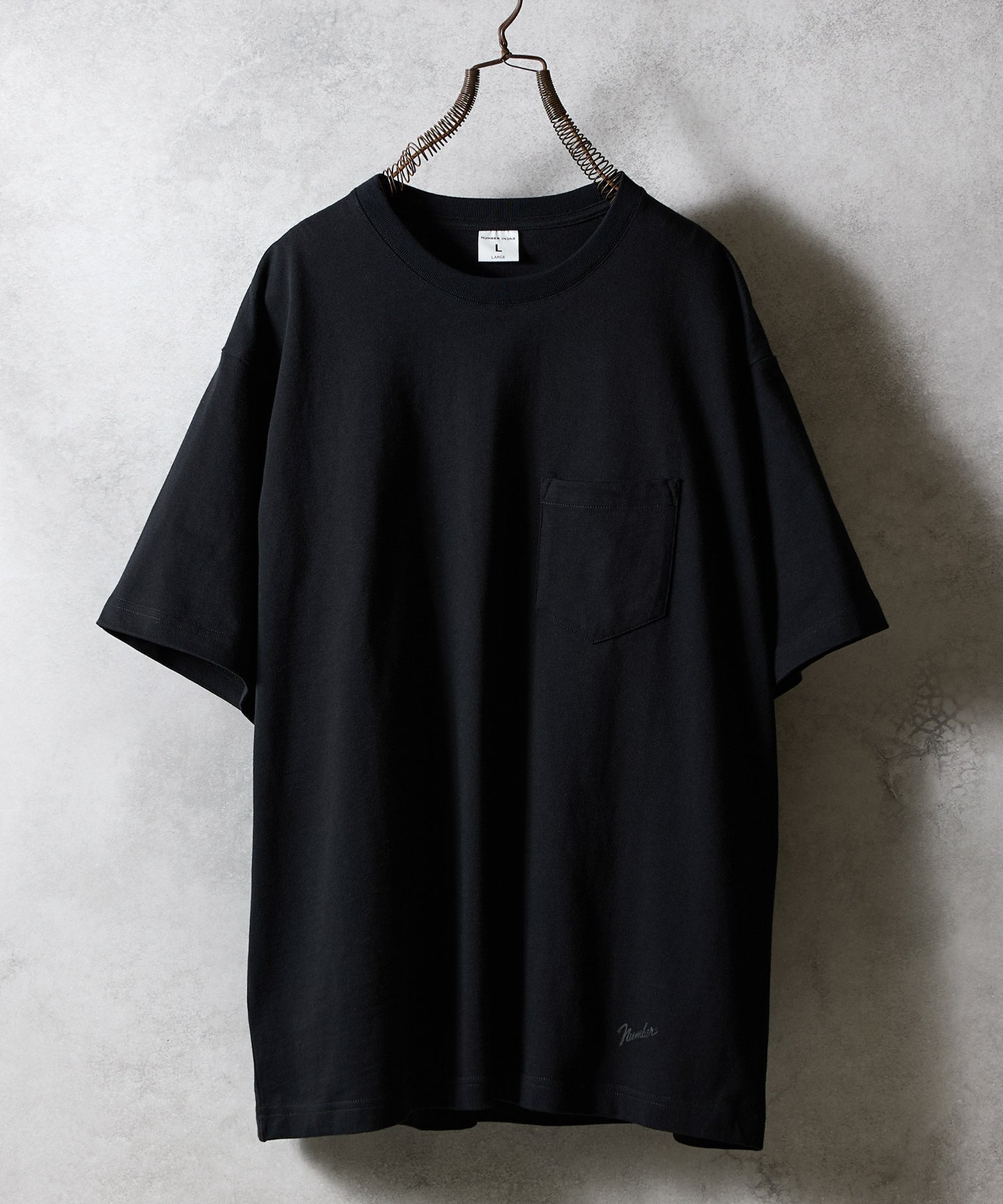 【ナンバー/Number】のBASIC HEM PRINTED POCKET T-SHIRT インテリア・キッズ・メンズ・レディースファッション・服の通販 founy(ファニー) 　ファッション　Fashion　レディースファッション　Fashion for Women　トップス・カットソー　Cut & Sew Tops　シャツ・ブラウス・オフィスカジュアル　Elegant Blouses & Button-Ups　ロングTシャツ・Tシャツ　Longline T-Shirts & Tees　アシンメトリー　Asymmetrical Style　インナー　Innerwear　サングラス　Sunglasses, Shades　サンダル　Sandals, Summer Shoes　ショート　Short, Short Length　シンプル　Simple, Minimal　ジャケット　Jacket, Outerwear　スポーツ　Sports, Activewear　スラックス　Slacks, Dress Pants　セットアップ　Set-Up, Coordinated Outfit　デニム　Denim, Jeans Material　ドレープ　Drape, Draping Fabric　定番　Standard, Basic Item　バランス　Balance, Style Balance　プリント　Print, Printed Pattern　ベスト　Vest, Waistcoat　ベーシック　Basic, Essential　ポケット　Pocket, Pocket Detail　ワイド　Wide, Wide Fit　夏　Summer　BLACK|ID: prp329100004678817 ipo3291000000033800705