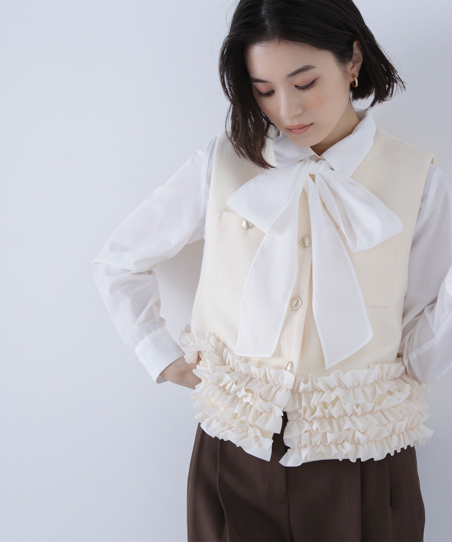 【ナチュラル ビューティー ベーシック/NATURAL BEAUTY BASIC】のフリルヘムメタルボタンジレ インテリア・キッズ・メンズ・レディースファッション・服の通販 founy(ファニー) 　ファッション　Fashion　レディースファッション　Fashion for Women　アウター　Coat / Outerwear Collection　トップス・カットソー　Cut & Sew Tops　ベスト&ジレ / 重ね着スタイル　Vests & Gilets　ギャザー　Gathered, Ruffled　ショート　Short, Short Length　ストレート　Straight, Straight Cut　タフタ　Taffeta, Structured Fabric　フリル　Frill, Ruffle　フロント　Front, Front Design　オフホワイト1|ID: prp329100004679149 ipo3291000000033802410