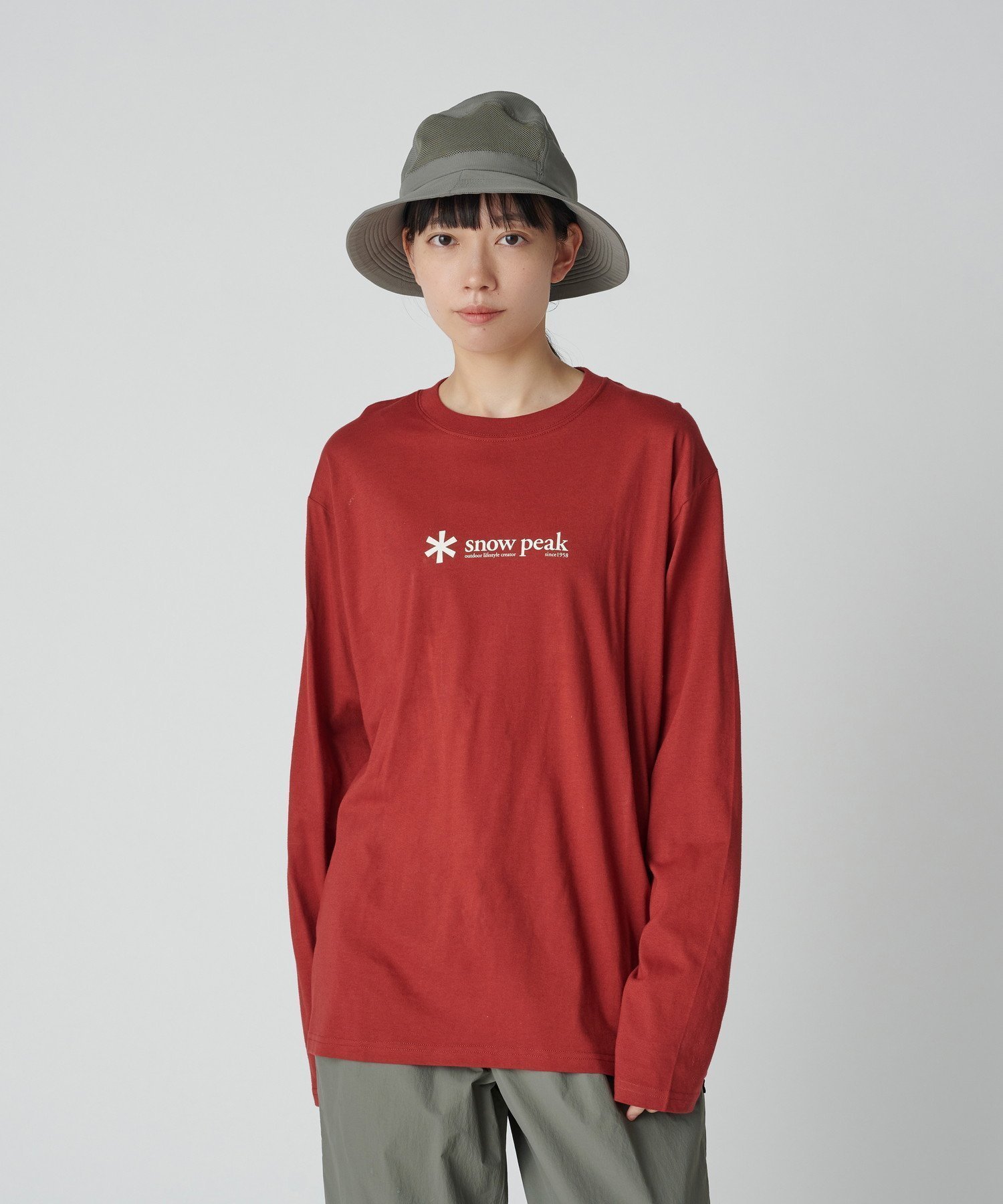【スノーピーク/SNOW PEAK】のSoft Cotton Logo Long Sleeve T-Shirt インテリア・キッズ・メンズ・レディースファッション・服の通販 founy(ファニー) 　ファッション　Fashion　レディースファッション　Fashion for Women　トップス・カットソー　Cut & Sew Tops　シャツ・ブラウス・オフィスカジュアル　Elegant Blouses & Button-Ups　ロングTシャツ・Tシャツ　Longline T-Shirts & Tees　インナー　Innerwear　春　Spring　カーディガン　Cardigan, Knitwear　シンプル　Simple, Minimal　ジャケット　Jacket, Outerwear　スマート　Smart, Elegant　スリーブ　Sleeve, Long Sleeve / Short Sleeve　パーカー　Hoodie, Parka　フィット　Fit, Slim Fit　ベスト　Vest, Waistcoat　ベーシック　Basic, Essential　ボトム　Bottoms, Lower Wear　羽織　Haori, Light Jacket　ロング　Long, Long-Length　S/S・春夏　SS, Spring/Summer, Warm Season　おすすめ　Recommended / Our Picks　夏　Summer　2025年　2025　2025春夏・S/S　Spring/Summer 2025 SS25　RED|ID: prp329100004681801 ipo3291000000033813562