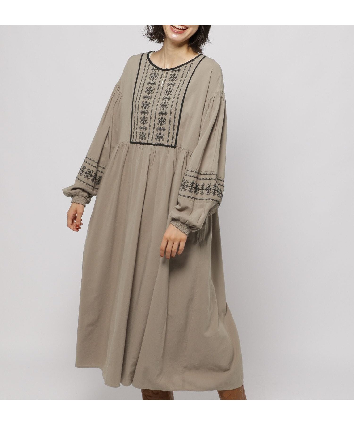 【ニコアンド/niko and】の刺繍パイピングワンピース インテリア・キッズ・メンズ・レディースファッション・服の通販 founy(ファニー) 　ファッション　Fashion　レディースファッション　Fashion for Women　ワンピース　Dresses　おすすめ　Recommended / Our Picks　ギャザー　Gathered, Ruffled　ドレープ　Drape, Draping Fabric　パイピング　Piping, Trim Design　フレア　Flare, Flared　切替　Switching, Contrast Panel　秋　Autumn　モカ|ID: prp329100004682498 ipo3291000000033816791