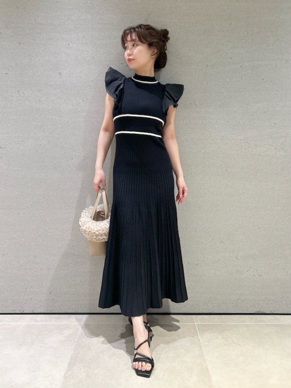 【リリーブラウン/Lily Brown】のフリルドッキングニットワンピース インテリア・キッズ・メンズ・レディースファッション・服の通販 founy(ファニー) 　ファッション　Fashion　レディースファッション　Fashion for Women　ワンピース　Dresses　ニットワンピース　Knit Dresses　スリーブ　Sleeve, Long Sleeve / Short Sleeve　ドロップ　Drop Shoulder, Dropped Style　パイピング　Piping, Trim Design　フリル　Frill, Ruffle　プリーツ　Pleats, Pleated　ミックス　Mix, Mixed Style　ランダム　Random, Irregular　人気　Popular, Best Seller　BLK[009]|ID: prp329100004682540 ipo3291000000033817019