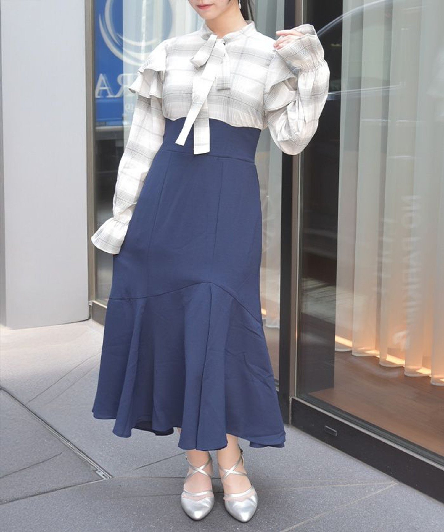 【アクシーズファム/axes femme】のボウタイドッキングワンピース インテリア・キッズ・メンズ・レディースファッション・服の通販 founy(ファニー) 　ファッション　Fashion　レディースファッション　Fashion for Women　ワンピース　Dresses　おすすめ　Recommended / Our Picks　シャーリング　Shirring, Ruched　シンプル　Simple, Minimal　チェック　Check, Plaid, Tartan　ドッキング　Docking, Mixed Material　フェミニン　Feminine, Girly　レース　Lace, Lace Fabric　切替　Switching, Contrast Panel　無地　Plain, Solid Color　秋　Autumn　紺|ID: prp329100004682564 ipo3291000000033817172