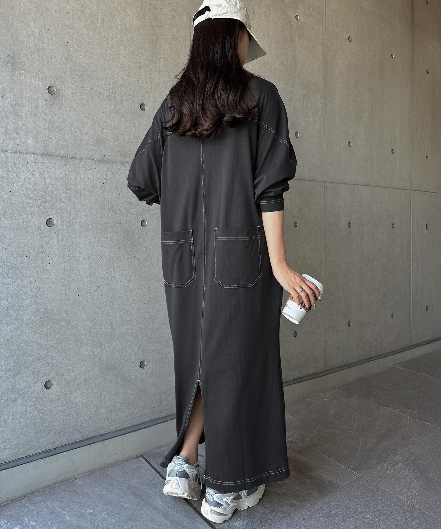 【アンドミー/andme】の配色ステッチ オーバーサイズ 長袖 Tシャツ ワンピース インテリア・キッズ・メンズ・レディースファッション・服の通販 founy(ファニー) 　ファッション　Fashion　レディースファッション　Fashion for Women　ワンピース　Dresses　シャツワンピース / 1枚で着映えコーデ　Shirt Dresses　スリット　Slit, Slit Detail　ポケット　Pocket, Pocket Detail　切替　Switching, Contrast Panel　楽ちん　Easy Fit, Comfortable　長袖　Long Sleeve, Full Sleeve　チャコールグレー|ID: prp329100004682570 ipo3291000000034530236