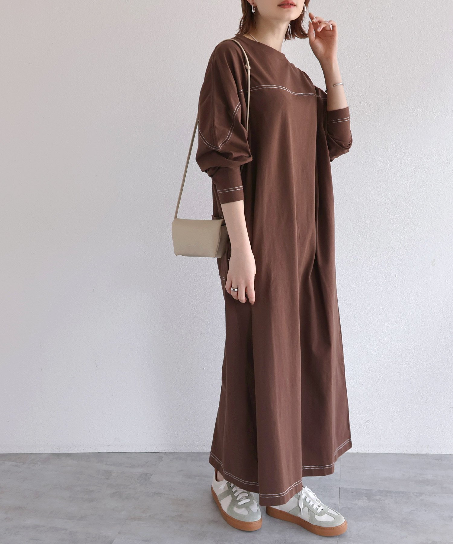 【アンドミー/andme】の配色ステッチ オーバーサイズ 長袖 Tシャツ ワンピース インテリア・キッズ・メンズ・レディースファッション・服の通販 founy(ファニー) 　ファッション　Fashion　レディースファッション　Fashion for Women　ワンピース　Dresses　シャツワンピース / 1枚で着映えコーデ　Shirt Dresses　スリット　Slit, Slit Detail　ポケット　Pocket, Pocket Detail　切替　Switching, Contrast Panel　楽ちん　Easy Fit, Comfortable　長袖　Long Sleeve, Full Sleeve　ブラウン|ID: prp329100004682570 ipo3291000000034530240