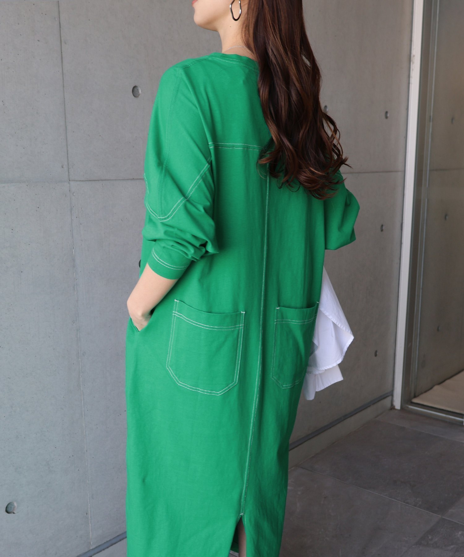 【アンドミー/andme】の配色ステッチ オーバーサイズ 長袖 Tシャツ ワンピース インテリア・キッズ・メンズ・レディースファッション・服の通販 founy(ファニー) 　ファッション　Fashion　レディースファッション　Fashion for Women　ワンピース　Dresses　シャツワンピース / 1枚で着映えコーデ　Shirt Dresses　スリット　Slit, Slit Detail　ポケット　Pocket, Pocket Detail　切替　Switching, Contrast Panel　楽ちん　Easy Fit, Comfortable　長袖　Long Sleeve, Full Sleeve　グリーン|ID: prp329100004682570 ipo3291000000034530245