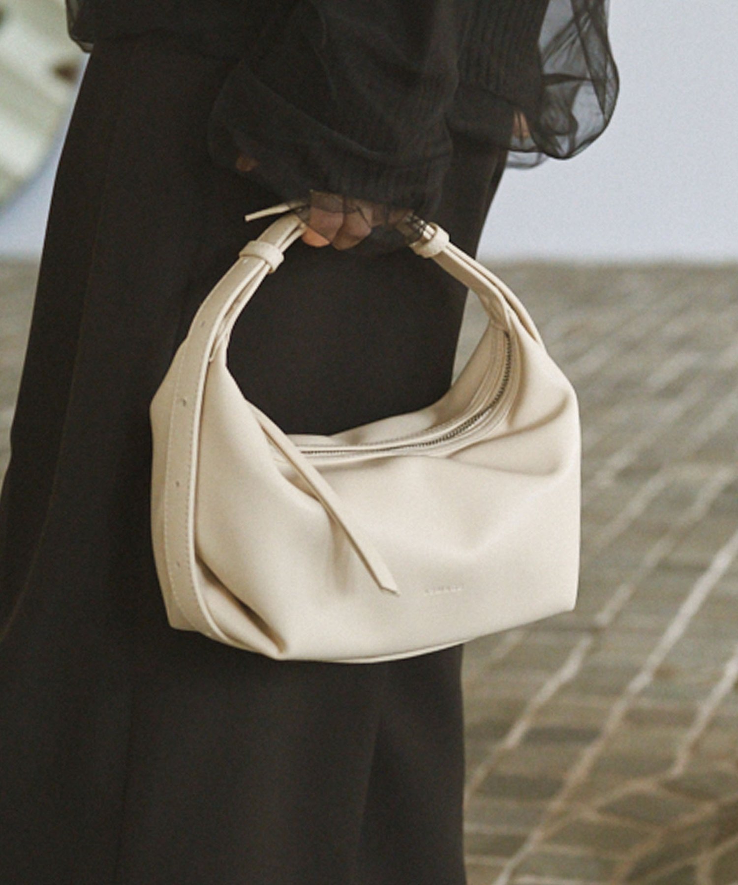 【カプリシューレマージュ/CAPRICIEUX LEMAGE】の【新色キャメル/人気のため再入荷/軽量/大容量】ロールハンドルバッグ インテリア・キッズ・メンズ・レディースファッション・服の通販 founy(ファニー) 　ファッション　Fashion　レディースファッション　Fashion for Women　バッグ　Bags　軽量　Lightweight, Ultra Light　財布　Wallet, Purse　人気　Popular, Best Seller　再入荷　Restock / Back in Stock　エクリュ|ID: prp329100004682623 ipo3291000000034570841