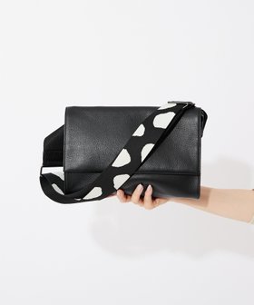 【イア パピヨネ/ear PAPILLONNER】のワイドテープショルダーバッグ 人気、トレンドファッション・服の通販 founy(ファニー) ファッション Fashion レディースファッション Fashion for Women バッグ Bags 軽量 Lightweight, Ultra Light ショルダー Shoulder, Shoulder Strap 財布 Wallet, Purse 定番 Standard, Basic Item フィット Fit, Slim Fit フォルム Silhouette, Form フラップ Flap, Flap Pocket ポケット Pocket, Pocket Detail マグネット Magnet, Magnetic Closure おすすめ Recommended / Our Picks 旅行 Travel エレガント 上品 Elegant |ID:prp329100004682659