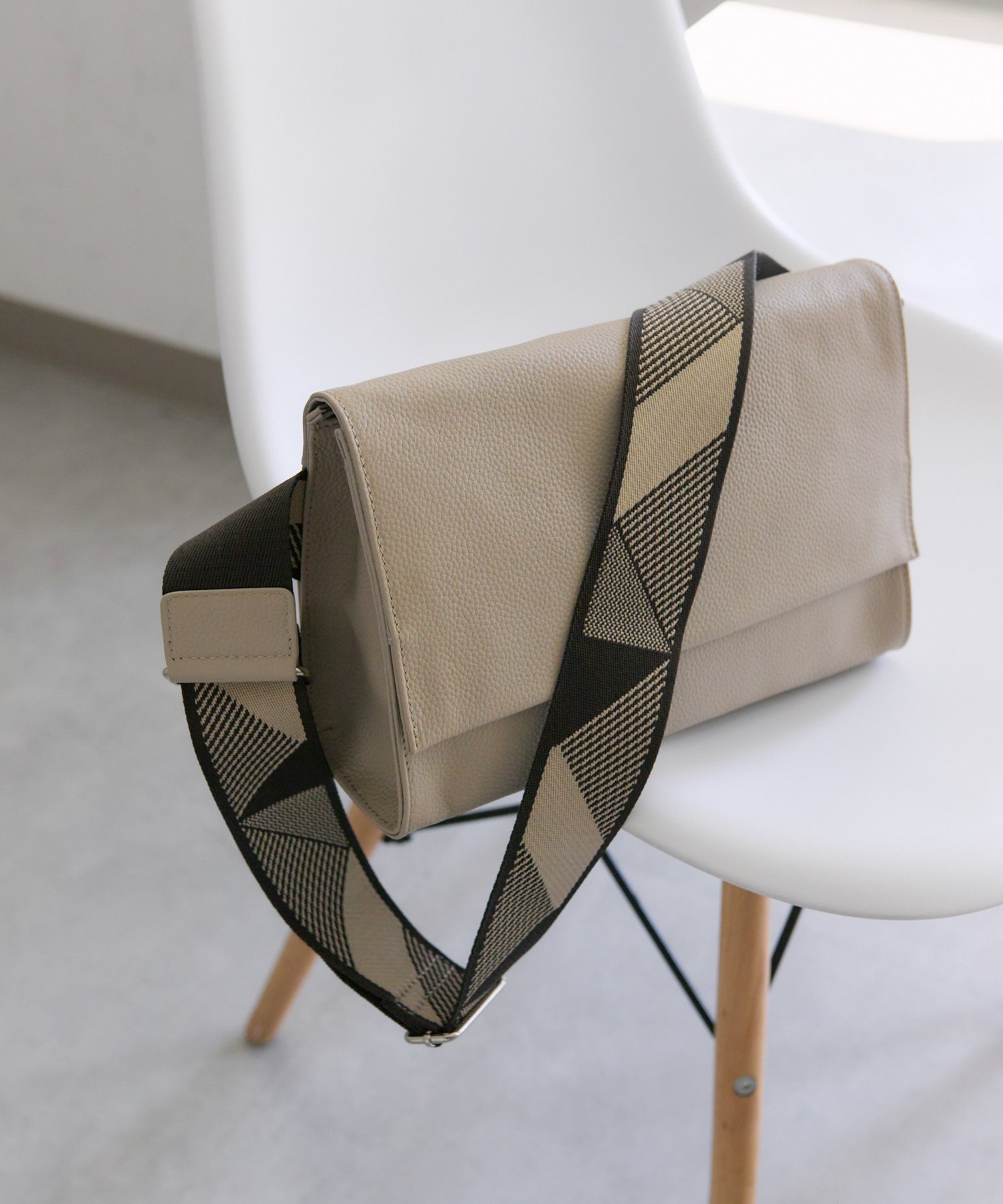 【イア パピヨネ/ear PAPILLONNER】のワイドテープショルダーバッグ インテリア・キッズ・メンズ・レディースファッション・服の通販 founy(ファニー) 　ファッション　Fashion　レディースファッション　Fashion for Women　バッグ　Bags　軽量　Lightweight, Ultra Light　ショルダー　Shoulder, Shoulder Strap　財布　Wallet, Purse　定番　Standard, Basic Item　フィット　Fit, Slim Fit　フォルム　Silhouette, Form　フラップ　Flap, Flap Pocket　ポケット　Pocket, Pocket Detail　マグネット　Magnet, Magnetic Closure　おすすめ　Recommended / Our Picks　旅行　Travel　エレガント 上品　Elegant　ベージュその他2|ID: prp329100004682659 ipo3291000000034520919