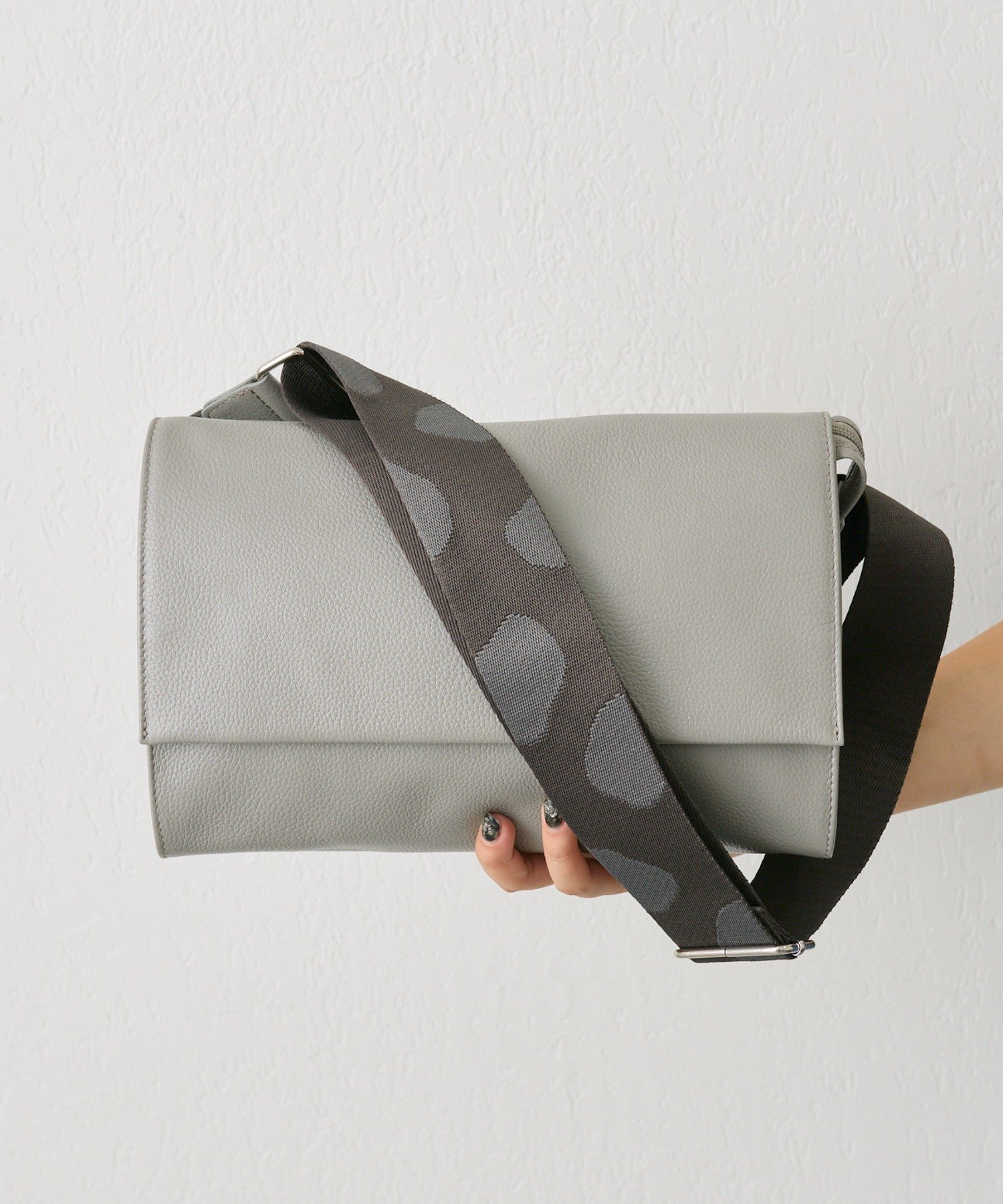 【イア パピヨネ/ear PAPILLONNER】のワイドテープショルダーバッグ インテリア・キッズ・メンズ・レディースファッション・服の通販 founy(ファニー) 　ファッション　Fashion　レディースファッション　Fashion for Women　バッグ　Bags　軽量　Lightweight, Ultra Light　ショルダー　Shoulder, Shoulder Strap　財布　Wallet, Purse　定番　Standard, Basic Item　フィット　Fit, Slim Fit　フォルム　Silhouette, Form　フラップ　Flap, Flap Pocket　ポケット　Pocket, Pocket Detail　マグネット　Magnet, Magnetic Closure　おすすめ　Recommended / Our Picks　旅行　Travel　エレガント 上品　Elegant　グレーその他1|ID: prp329100004682659 ipo3291000000034520922
