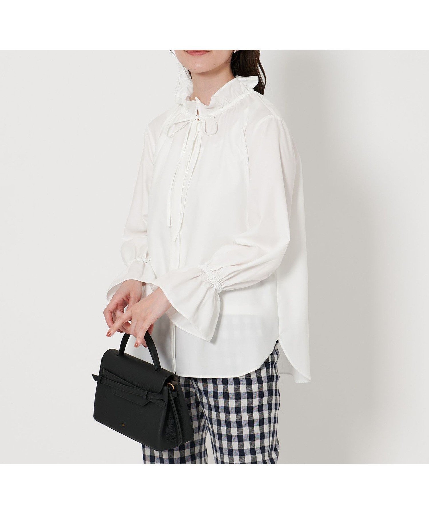【ユナイテッドアローズ/UNITED ARROWS】のフリルカラー フレアスリーブ ブラウス インテリア・キッズ・メンズ・レディースファッション・服の通販 founy(ファニー) 　ファッション　Fashion　レディースファッション　Fashion for Women　トップス・カットソー　Cut & Sew Tops　シャツ・ブラウス・オフィスカジュアル　Elegant Blouses & Button-Ups　スリーブ　Sleeve, Long Sleeve / Short Sleeve　ドット　Polka Dot, Dot Pattern　ドレープ　Drape, Draping Fabric　ドローストリング　Drawstring, Pull Cord　フェミニン　Feminine, Girly　フリル　Frill, Ruffle　フレア　Flare, Flared　ラウンド　Round, Round Neck　リボン　Ribbon, Bow　OFF WHITE|ID: prp329100004682801 ipo3291000000033852163