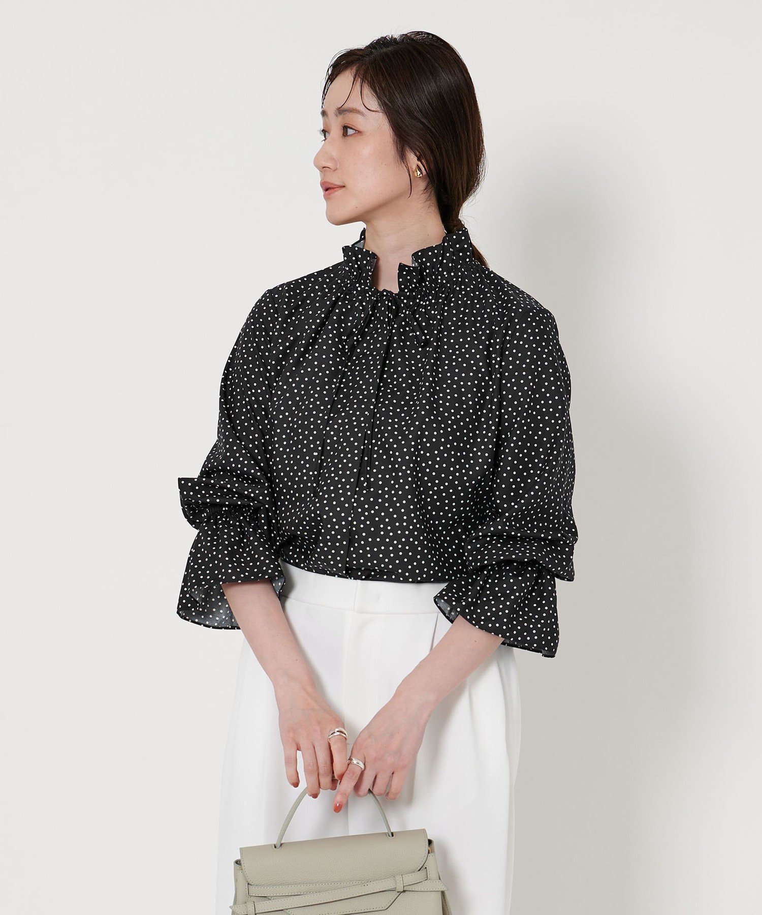 【ユナイテッドアローズ/UNITED ARROWS】のフリルカラー フレアスリーブ ブラウス インテリア・キッズ・メンズ・レディースファッション・服の通販 founy(ファニー) 　ファッション　Fashion　レディースファッション　Fashion for Women　トップス・カットソー　Cut & Sew Tops　シャツ・ブラウス・オフィスカジュアル　Elegant Blouses & Button-Ups　スリーブ　Sleeve, Long Sleeve / Short Sleeve　ドット　Polka Dot, Dot Pattern　ドレープ　Drape, Draping Fabric　ドローストリング　Drawstring, Pull Cord　フェミニン　Feminine, Girly　フリル　Frill, Ruffle　フレア　Flare, Flared　ラウンド　Round, Round Neck　リボン　Ribbon, Bow　その他7|ID: prp329100004682801 ipo3291000000033852168