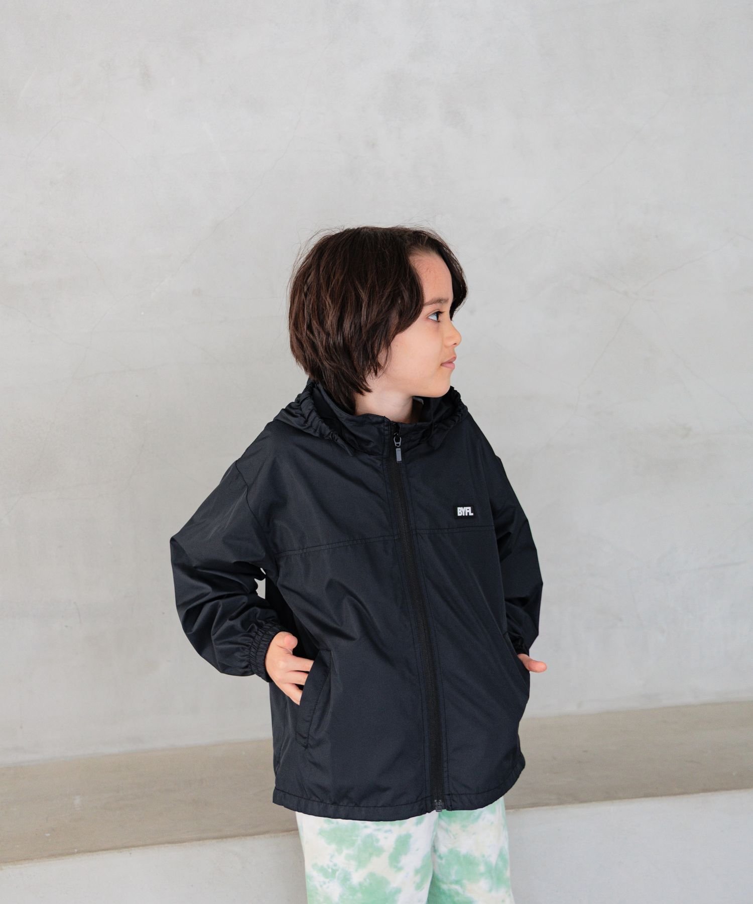 【ベイフロー/BAYFLOW / KIDS】の軽量・フード取り外し可 撥水防風マウンテンパーカー(KIDS) インテリア・キッズ・メンズ・レディースファッション・服の通販 founy(ファニー) 　ファッション　Fashion　キッズファッション　Fashion for Kids　おすすめ　Recommended / Our Picks　アウトドア　Outdoor Clothing　コンパクト　Compact, Small Size　スウェット / スエット　Sweatshirt, Sweatwear　パーカー　Hoodie, Parka　ビッグ　Big, Oversized　プリント　Print, Printed Pattern　ボトム　Bottoms, Lower Wear　定番　Standard, Basic Item　軽量　Lightweight, Ultra Light　ブラック19|ID: prp329100004683561 ipo3291000000034044454