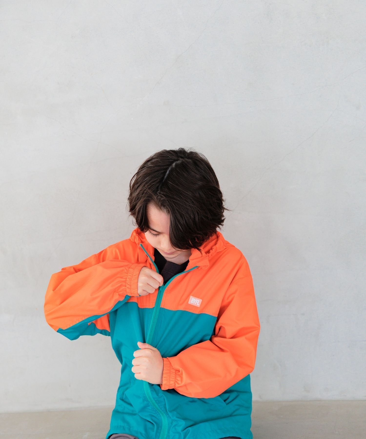 【ベイフロー/BAYFLOW / KIDS】の軽量・フード取り外し可 撥水防風マウンテンパーカー(KIDS) インテリア・キッズ・メンズ・レディースファッション・服の通販 founy(ファニー) 　ファッション　Fashion　キッズファッション　Fashion for Kids　おすすめ　Recommended / Our Picks　アウトドア　Outdoor Clothing　コンパクト　Compact, Small Size　スウェット / スエット　Sweatshirt, Sweatwear　パーカー　Hoodie, Parka　ビッグ　Big, Oversized　プリント　Print, Printed Pattern　ボトム　Bottoms, Lower Wear　定番　Standard, Basic Item　軽量　Lightweight, Ultra Light　オレンジ40|ID: prp329100004683561 ipo3291000000034044455