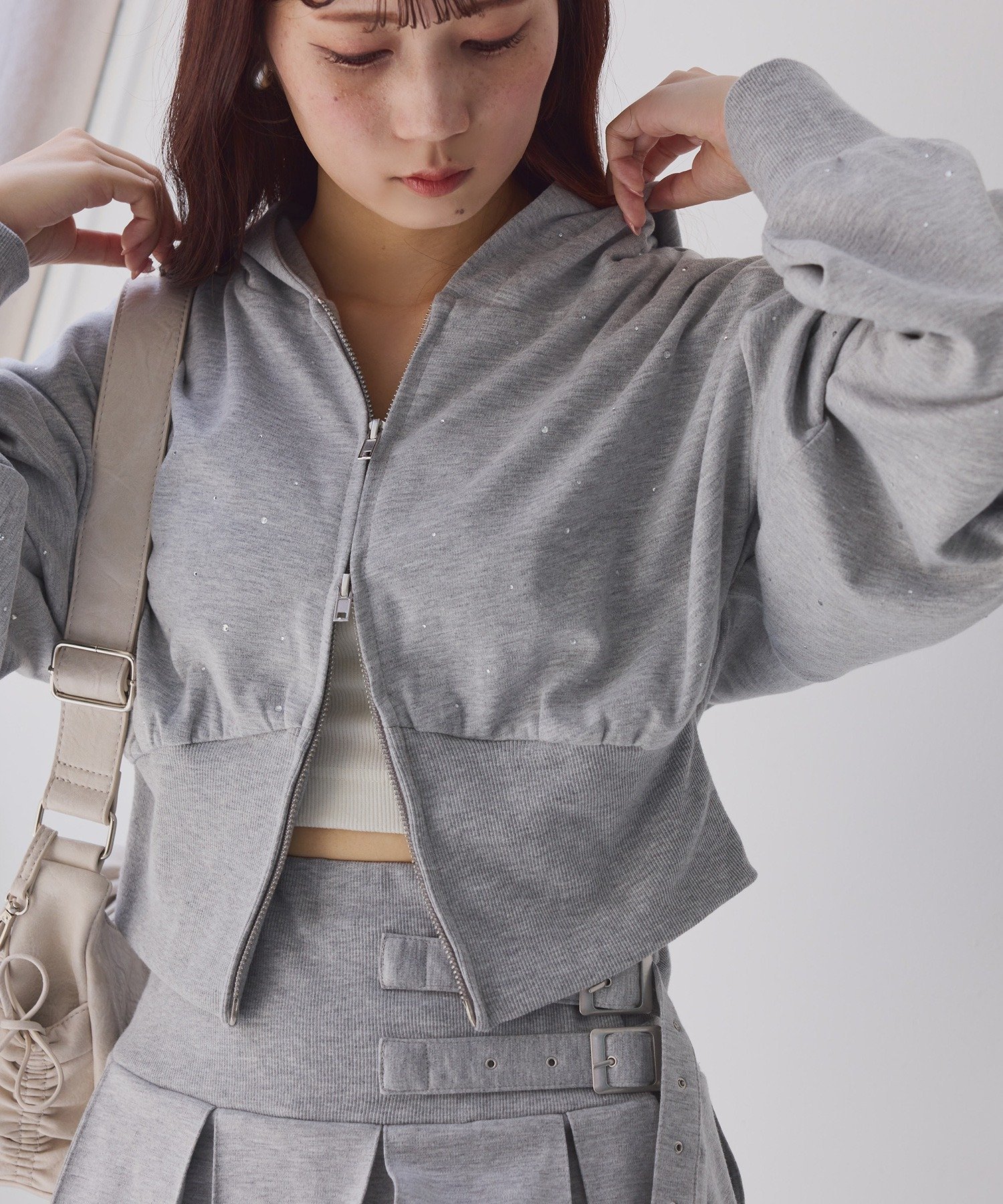 【ナイスクラップ/NICE CLAUP】のビジューパーカー インテリア・キッズ・メンズ・レディースファッション・服の通販 founy(ファニー) 　ファッション　Fashion　レディースファッション　Fashion for Women　トップス・カットソー　Cut & Sew Tops　レディースパーカー・カジュアルフーディー　Casual Hoodies & Sweatshirts　2025年　2025　2025-2026秋冬・A/W　Autumn/Winter 2025–26 AW25–26　おすすめ　Recommended / Our Picks　コンパクト　Compact, Small Size　ショート　Short, Short Length　シンプル　Simple, Minimal　スニーカー　Sneakers, Trainers　トレンド　Trend, Trending Now　パーカー　Hoodie, Parka　ビジュー　Bijou, Jewel-like Accent　フェミニン　Feminine, Girly　グレー|ID: prp329100004683583 ipo3291000000033823814