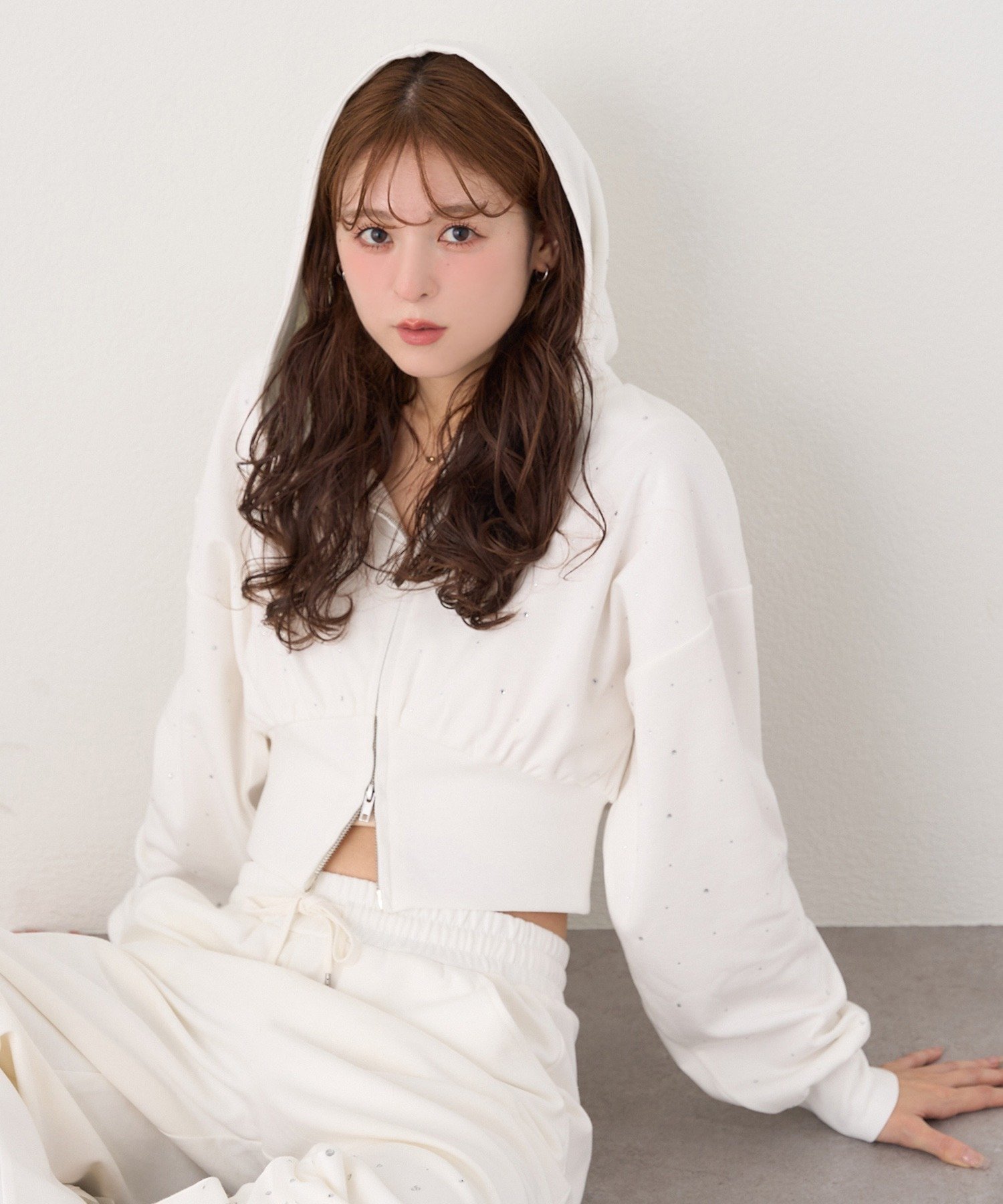 【ナイスクラップ/NICE CLAUP】のビジューパーカー インテリア・キッズ・メンズ・レディースファッション・服の通販 founy(ファニー) 　ファッション　Fashion　レディースファッション　Fashion for Women　トップス・カットソー　Cut & Sew Tops　レディースパーカー・カジュアルフーディー　Casual Hoodies & Sweatshirts　2025年　2025　2025-2026秋冬・A/W　Autumn/Winter 2025–26 AW25–26　おすすめ　Recommended / Our Picks　コンパクト　Compact, Small Size　ショート　Short, Short Length　シンプル　Simple, Minimal　スニーカー　Sneakers, Trainers　トレンド　Trend, Trending Now　パーカー　Hoodie, Parka　ビジュー　Bijou, Jewel-like Accent　フェミニン　Feminine, Girly　オフホワイト|ID: prp329100004683583 ipo3291000000033823817
