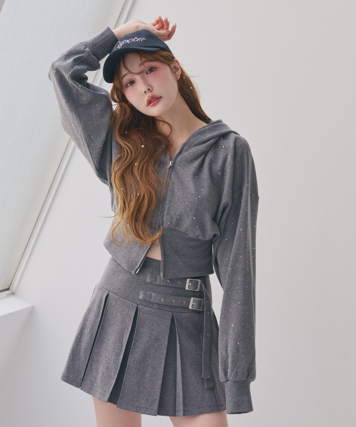 【ナイスクラップ/NICE CLAUP】のビジューパーカー インテリア・キッズ・メンズ・レディースファッション・服の通販 founy(ファニー) 　ファッション　Fashion　レディースファッション　Fashion for Women　トップス・カットソー　Cut & Sew Tops　レディースパーカー・カジュアルフーディー　Casual Hoodies & Sweatshirts　2025年　2025　2025-2026秋冬・A/W　Autumn/Winter 2025–26 AW25–26　おすすめ　Recommended / Our Picks　コンパクト　Compact, Small Size　ショート　Short, Short Length　シンプル　Simple, Minimal　スニーカー　Sneakers, Trainers　トレンド　Trend, Trending Now　パーカー　Hoodie, Parka　ビジュー　Bijou, Jewel-like Accent　フェミニン　Feminine, Girly　チャコールグレー|ID: prp329100004683583 ipo3291000000033823819