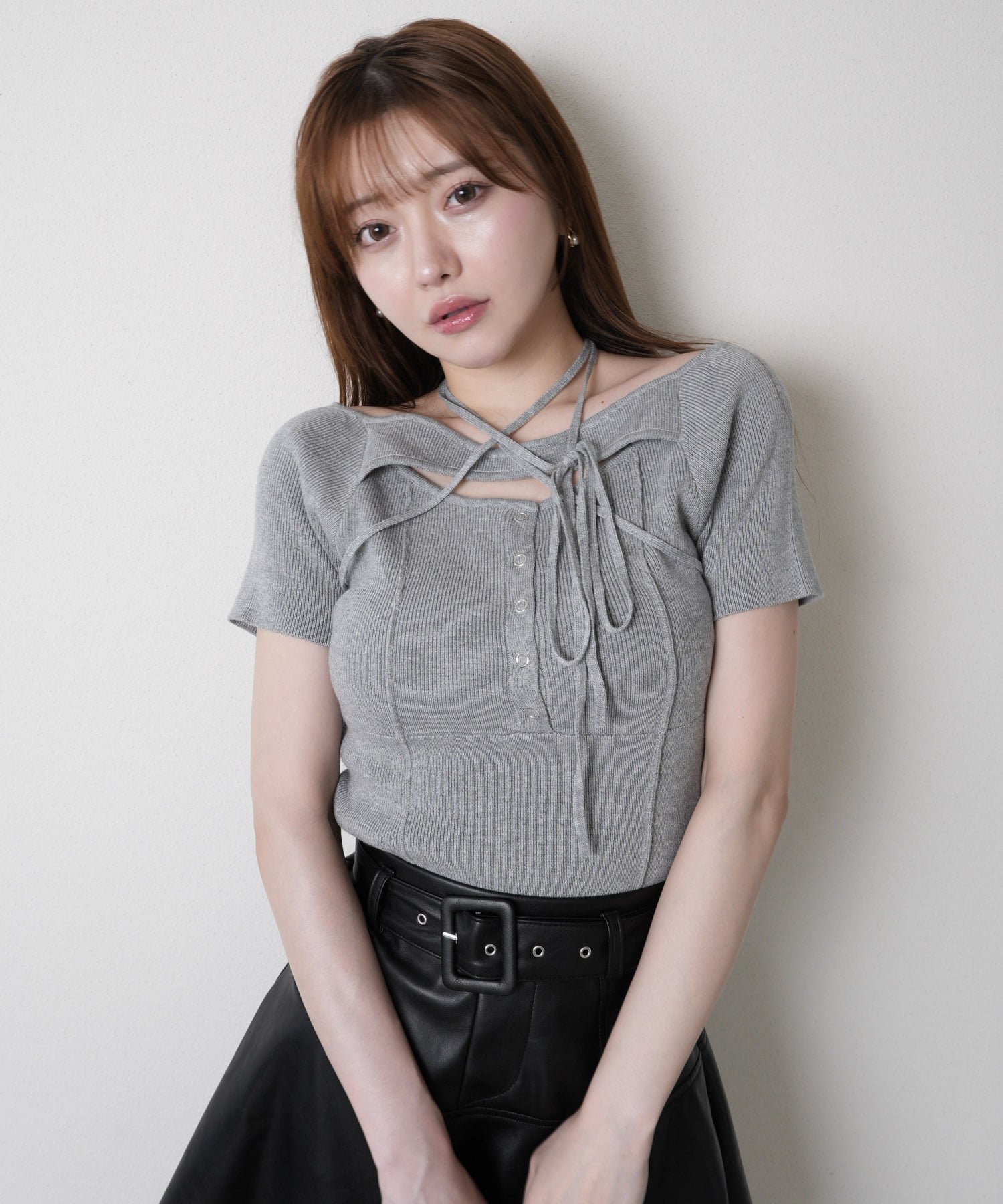 【リップサービス/LIP SERVICE】のLIP SERVICE/デコルテオープンチョーカーニット インテリア・キッズ・メンズ・レディースファッション・服の通販 founy(ファニー) 　ファッション　Fashion　レディースファッション　Fashion for Women　トップス・カットソー　Cut & Sew Tops　ニット　Knit Tops & Sweaters　アクリル　Acrylic Material　インナー　Innerwear　秋　Autumn　カッティング　Cutting Detail　デニム　Denim, Jeans Material　フォルム　Silhouette, Form　フロント　Front, Front Design　ベーシック　Basic, Essential　ボトム　Bottoms, Lower Wear　グレー|ID: prp329100004683704 ipo3291000000033824529