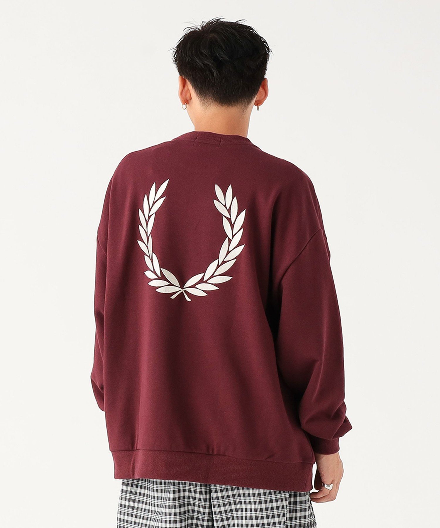 【ビームス/BEAMS / MEN】の【別注/長袖/ユニセックス/ロゴ/刺繍】FRED PERRY / エンブロイダリー クルーネック スウェット 25AW メンズ フレッドペリー インテリア・キッズ・メンズ・レディースファッション・服の通販 founy(ファニー) 　ファッション　Fashion　メンズファッション　Fashion for Men　エンブロイダリー　Embroidery Design　カーディガン　Cardigan, Knitwear　クラシック　Classic, Timeless Style　シンプル　Simple, Minimal　ジップ　Zip, Zipper　ジャケット　Jacket, Outerwear　スウェット / スエット　Sweatshirt, Sweatwear　スリーブ　Sleeve, Long Sleeve / Short Sleeve　定番　Standard, Basic Item　人気　Popular, Best Seller　長袖　Long Sleeve, Full Sleeve　ビッグ　Big, Oversized　フロント　Front, Front Design　ベスト　Vest, Waistcoat　別注　Limited Edition, Custom Order　メンズ　Men's, Menswear　モダン　Modern, Contemporary　リラックス　Relax, Relaxed Fit　ロング　Long, Long-Length　ロンドン　London Style, British Inspired　A/W・秋冬　Autumn/Winter　エレガント 上品　Elegant　2025年　2025　2025-2026秋冬・A/W　Autumn/Winter 2025–26 AW25–26　OXBLOOD|ID: prp329100004684200 ipo3291000000033827119