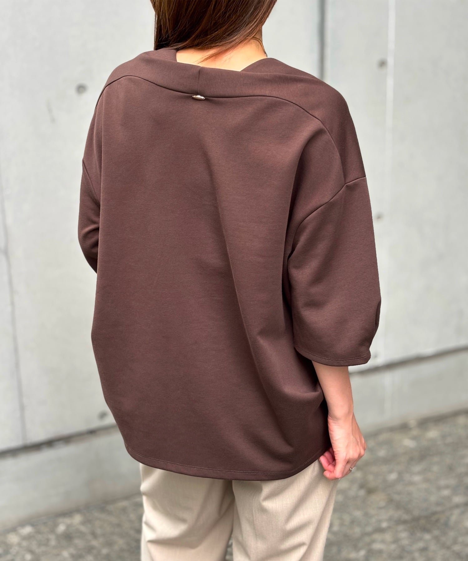 【スタイルドア/STYLEDOOR】のライトダンボール抜き衿ハーフスリーブプルオーバー インテリア・キッズ・メンズ・レディースファッション・服の通販 founy(ファニー) 　ファッション　Fashion　レディースファッション　Fashion for Women　トップス・カットソー　Cut & Sew Tops　カジュアルプルオーバー・ニットトップス　Pullovers & Knit Tops / Casual Pullovers　カットソー　Cut and Sewn Top　デニム　Denim, Jeans Material　パターン　Pattern, Design Print　ボトム　Bottoms, Lower Wear　リラックス　Relax, Relaxed Fit　ワイド　Wide, Wide Fit　エレガント 上品　Elegant　ブラウン|ID: prp329100004684435 ipo3291000000033998029