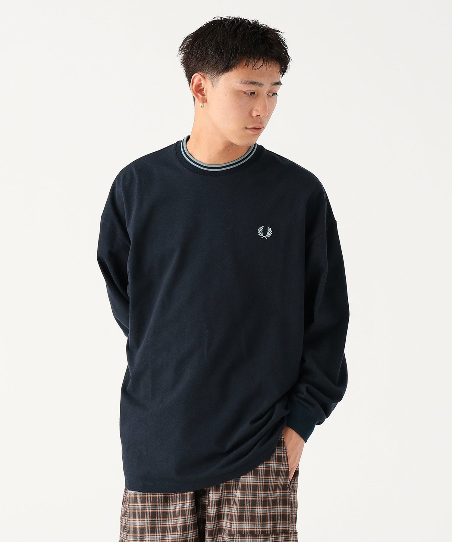 【ビームス/BEAMS / MEN】の【別注】FRED PERRY / リラックス ティップド ピケ ロングスリーブ Tシャツ 25AW メンズ 長袖 ユニセックス ロゴ 鹿の子 インテリア・キッズ・メンズ・レディースファッション・服の通販 founy(ファニー) 　ファッション　Fashion　メンズファッション　Fashion for Men　エンブロイダリー　Embroidery Design　カーディガン　Cardigan, Knitwear　クラシック　Classic, Timeless Style　鹿の子　Piqué, Kanoko Fabric　シンプル　Simple, Minimal　ジップ　Zip, Zipper　ジャケット　Jacket, Outerwear　スウェット / スエット　Sweatshirt, Sweatwear　スリーブ　Sleeve, Long Sleeve / Short Sleeve　トレンド　Trend, Trending Now　定番　Standard, Basic Item　人気　Popular, Best Seller　長袖　Long Sleeve, Full Sleeve　ビッグ　Big, Oversized　ベスト　Vest, Waistcoat　別注　Limited Edition, Custom Order　メンズ　Men's, Menswear　モダン　Modern, Contemporary　リラックス　Relax, Relaxed Fit　ロング　Long, Long-Length　ロンドン　London Style, British Inspired　A/W・秋冬　Autumn/Winter　エレガント 上品　Elegant　2025年　2025　2025-2026秋冬・A/W　Autumn/Winter 2025–26 AW25–26　NAVY|ID: prp329100004684496 ipo3291000000033829886