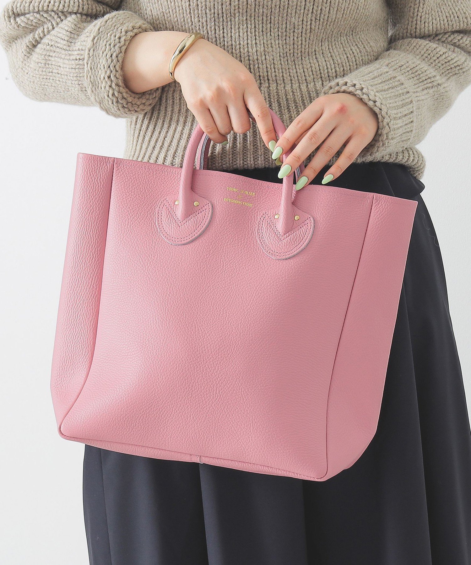【デミルクス ビームス/Demi-Luxe BEAMS】のYOUNG OLSEN / レザートートバッグ M 25SS M A4サイズ対応 通勤通学 オフィス ギフト インテリア・キッズ・メンズ・レディースファッション・服の通販 founy(ファニー) 　ファッション　Fashion　レディースファッション　Fashion for Women　バッグ　Bags　2025年　2025　2025春夏・S/S　Spring/Summer 2025 SS25　ギフト プレゼント　Gift / Present　ショルダー　Shoulder, Shoulder Strap　スペシャル　Special, Limited Edition　ベーシック　Basic, Essential　人気　Popular, Best Seller　ビジネス 仕事 通勤　Business / Work / Commuting　別PINK|ID: prp329100004684503 ipo3291000000033829920