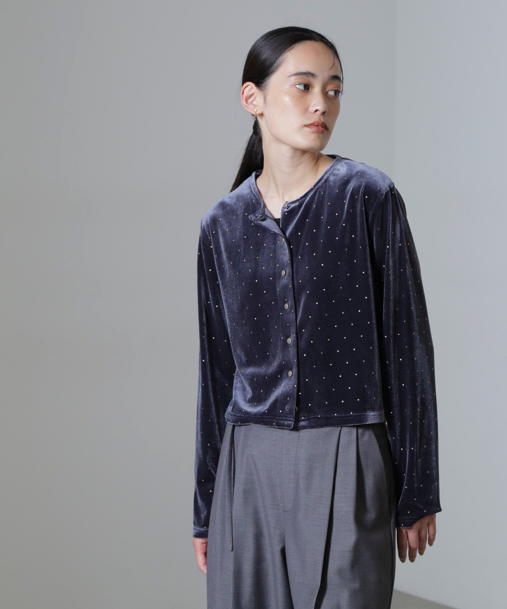 【ナノ ユニバース/nano universe】の箔ドットベロアカーディガン インテリア・キッズ・メンズ・レディースファッション・服の通販 founy(ファニー) 　ファッション　Fashion　レディースファッション　Fashion for Women　トップス・カットソー　Cut & Sew Tops　カーディガン・羽織り　Layered Style Cardigans　ベロアトップス　Velour Tops / Velvet-Look Items　ウォッシャブル　Machine Washable　秋　Autumn　カーディガン　Cardigan, Knitwear　キャミ　Camisole, Cami Top　クロップド　Cropped, Short Length　コンパクト　Compact, Small Size　スタッズ　Studs, Metal Accents　ドット　Polka Dot, Dot Pattern　バランス　Balance, Style Balance　フロント　Front, Front Design　プリント　Print, Printed Pattern　ベロア　Velour, Soft Velvet　夏　Summer　2024年　2024　エレガント 上品　Elegant　2024-2025秋冬・A/W　Autumn/Winter 2024–25 AW24–25　ブルーグレー5|ID: prp329100004684966 ipo3291000000033833193