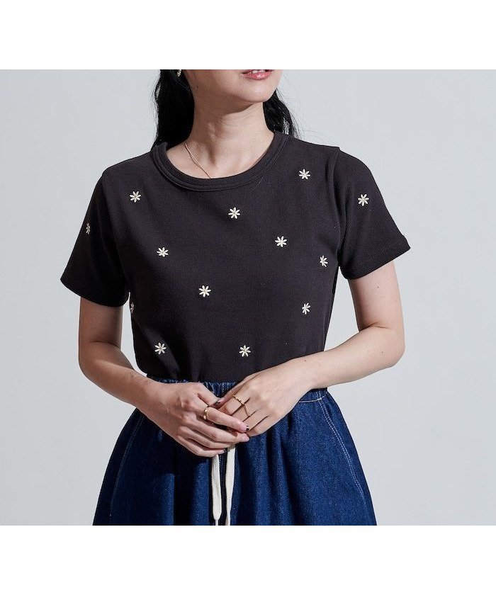 【フリークスストア/FREAK'S STORE】のミニデイジー刺繍Tシャツ/リブTシャツ 25AW インテリア・キッズ・メンズ・レディースファッション・服の通販 founy(ファニー) 　ファッション　Fashion　レディースファッション　Fashion for Women　トップス・カットソー　Cut & Sew Tops　シャツ・ブラウス・オフィスカジュアル　Elegant Blouses & Button-Ups　ロングTシャツ・Tシャツ　Longline T-Shirts & Tees　2025年　2025　2025-2026秋冬・A/W　Autumn/Winter 2025–26 AW25–26　冬　Winter / This Winter　インナー　Innerwear　コンパクト　Compact, Small Size　トレンド　Trend, Trending Now　フェミニン　Feminine, Girly　秋　Autumn　A/W・秋冬　Autumn/Winter　ブラック|ID: prp329100004685034 ipo3291000000033833673