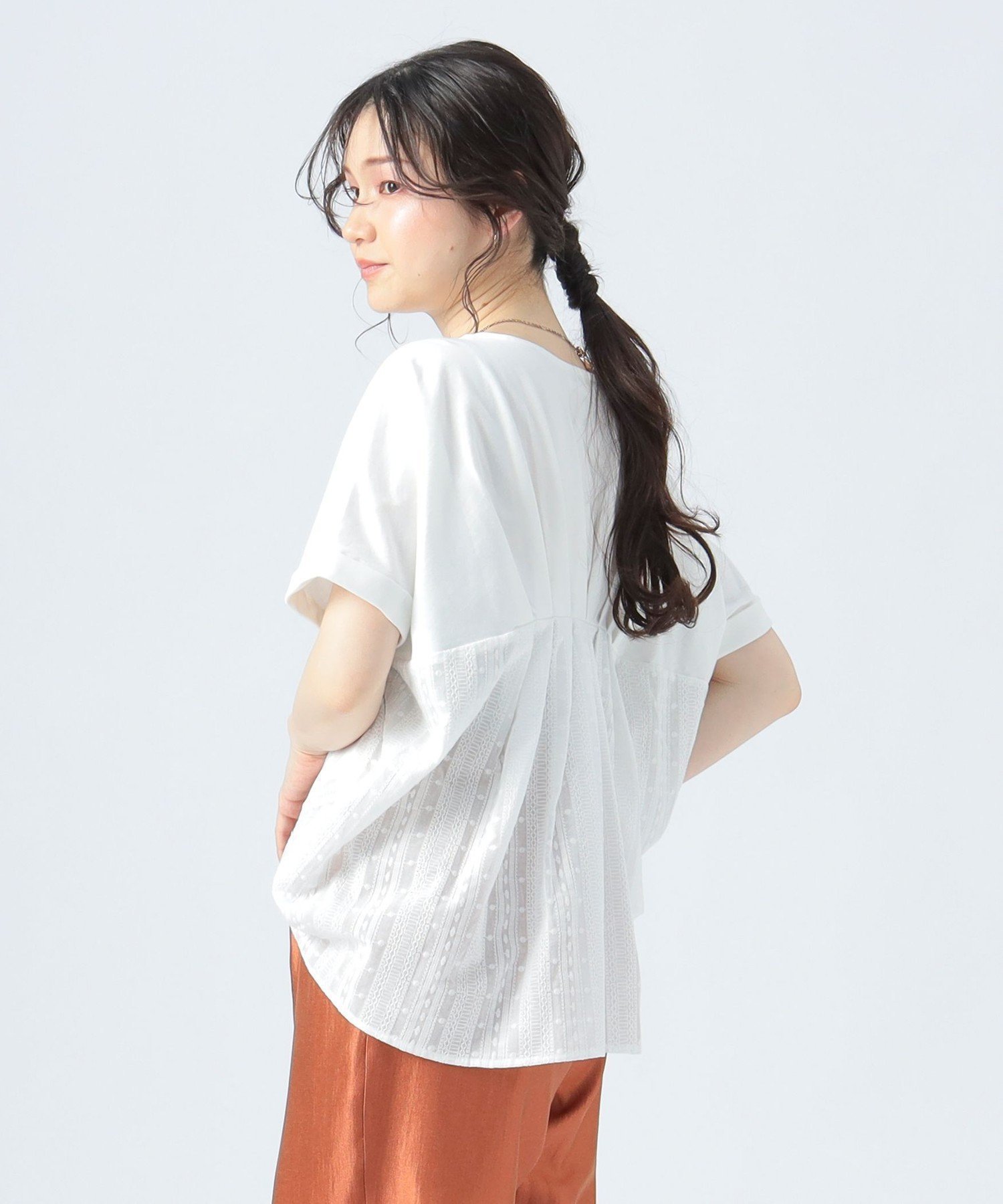【ビームス ハート/BEAMS HEART】の後ろタック 異素材クルーネック プルオーバー インテリア・キッズ・メンズ・レディースファッション・服の通販 founy(ファニー) 　ファッション　Fashion　レディースファッション　Fashion for Women　トップス・カットソー　Cut & Sew Tops　カジュアルプルオーバー・ニットトップス　Pullovers & Knit Tops / Casual Pullovers　おすすめ　Recommended / Our Picks　カットソー　Cut and Sewn Top　ストレート　Straight, Straight Cut　タイトスカート　Pencil Skirt, Tight Skirt　デニム　Denim, Jeans Material　ドッキング　Docking, Mixed Material　バランス　Balance, Style Balance　フロント　Front, Front Design　OFF WHITE|ID: prp329100004685126 ipo3291000000033834322