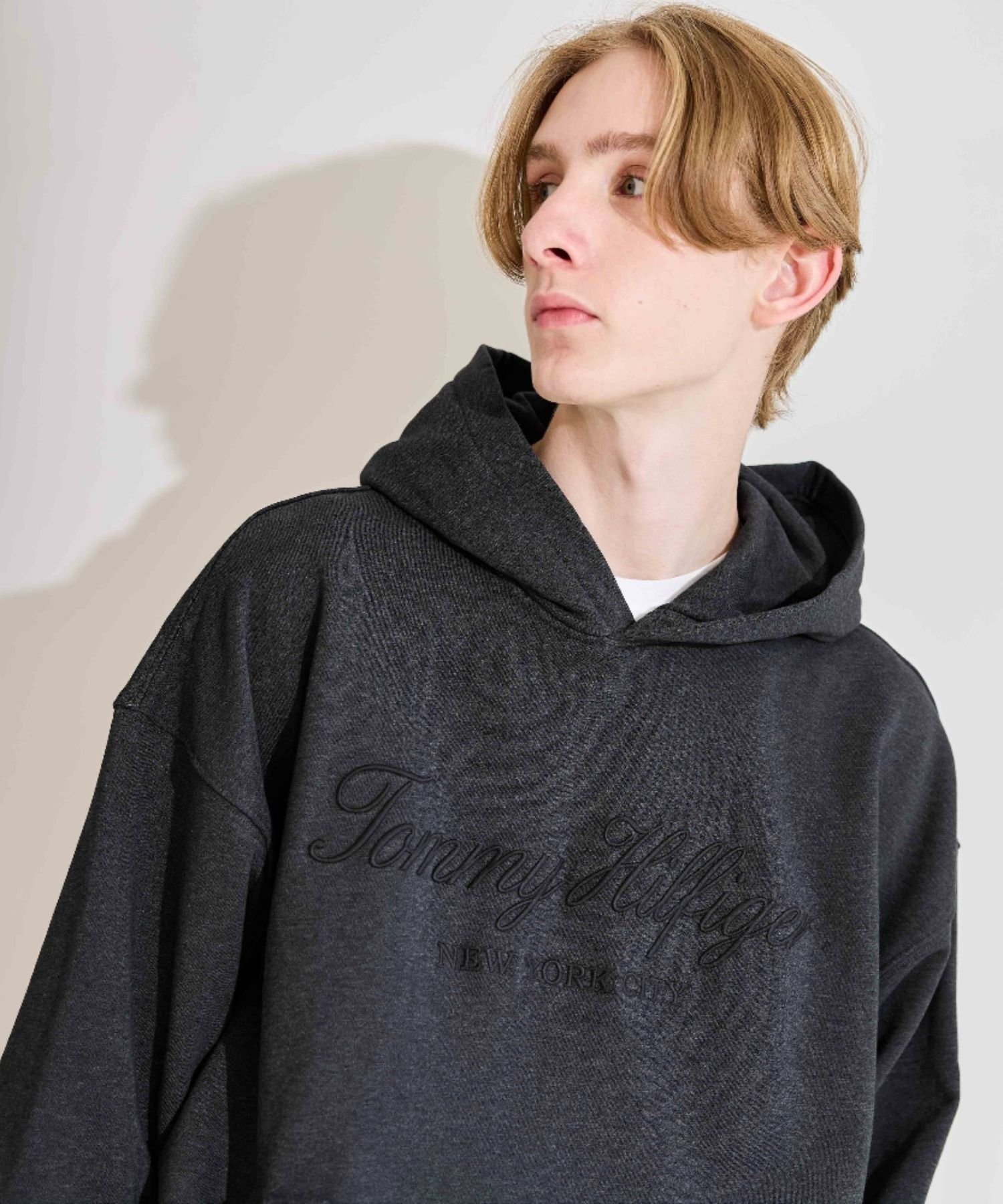【トミーヒルフィガー/TOMMY HILFIGER】の【オンライン限定】オーバーサイズロゴフーディ インテリア・キッズ・メンズ・レディースファッション・服の通販 founy(ファニー) 　ファッション　Fashion　レディースファッション　Fashion for Women　アメリカン　American Style　クラシック　Classic, Timeless Style　ショルダー　Shoulder, Shoulder Strap　デニム　Denim, Jeans Material　ドロップ　Drop Shoulder, Dropped Style　人気　Popular, Best Seller　パーカー　Hoodie, Parka　フロント　Front, Front Design　ベーシック　Basic, Essential　ポケット　Pocket, Pocket Detail　モダン　Modern, Contemporary　リラックス　Relax, Relaxed Fit　ルーズ　Loose, Oversized　おすすめ　Recommended / Our Picks　ゴルフ　Golf　ライトブラック7TH|ID: prp329100004685192 ipo3291000000033834778