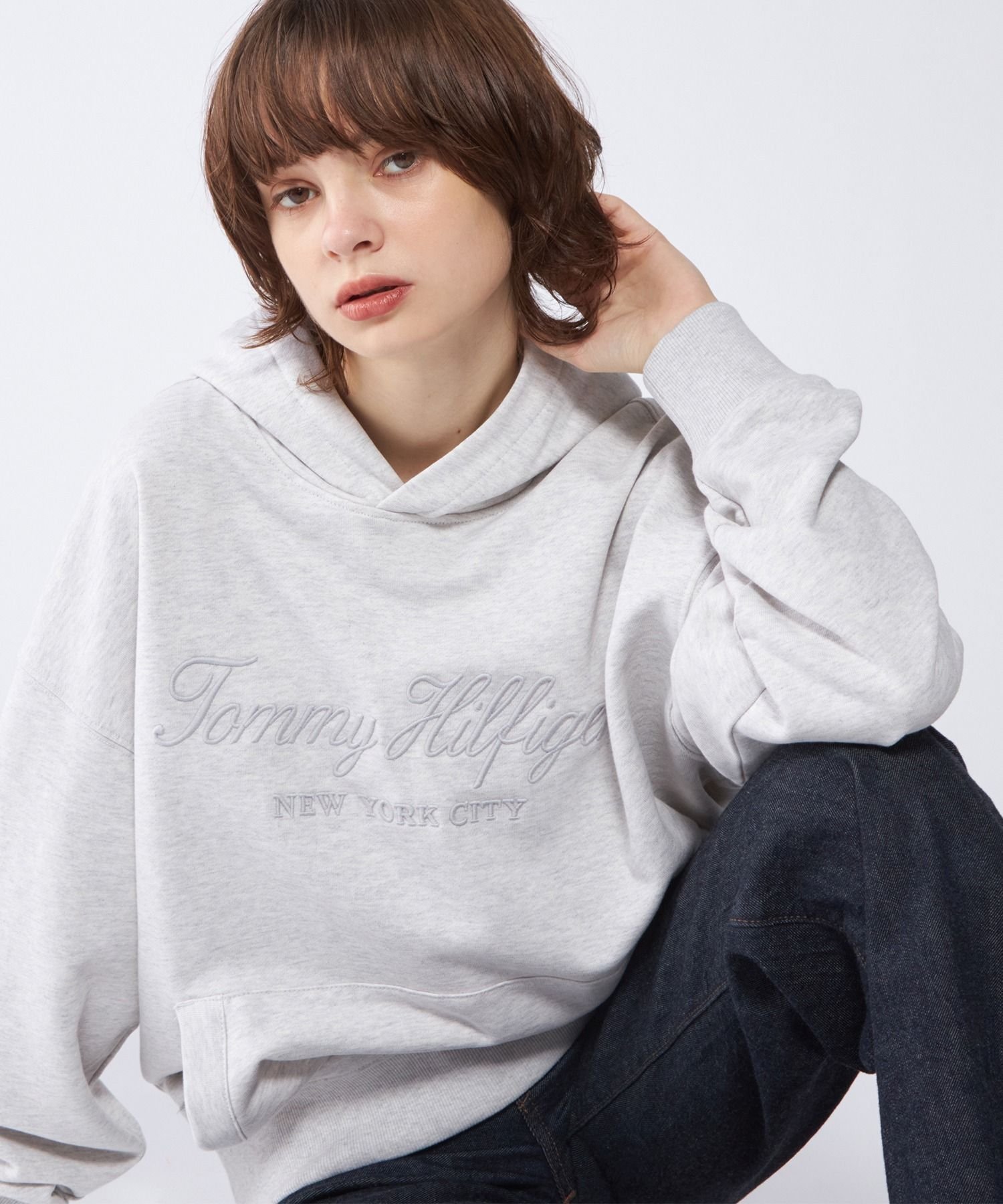 【トミーヒルフィガー/TOMMY HILFIGER】の【オンライン限定】オーバーサイズロゴフーディ インテリア・キッズ・メンズ・レディースファッション・服の通販 founy(ファニー) 　ファッション　Fashion　レディースファッション　Fashion for Women　アメリカン　American Style　クラシック　Classic, Timeless Style　ショルダー　Shoulder, Shoulder Strap　デニム　Denim, Jeans Material　ドロップ　Drop Shoulder, Dropped Style　人気　Popular, Best Seller　パーカー　Hoodie, Parka　フロント　Front, Front Design　ベーシック　Basic, Essential　ポケット　Pocket, Pocket Detail　モダン　Modern, Contemporary　リラックス　Relax, Relaxed Fit　ルーズ　Loose, Oversized　おすすめ　Recommended / Our Picks　ゴルフ　Golf　グレー7YD|ID: prp329100004685192 ipo3291000000033834779