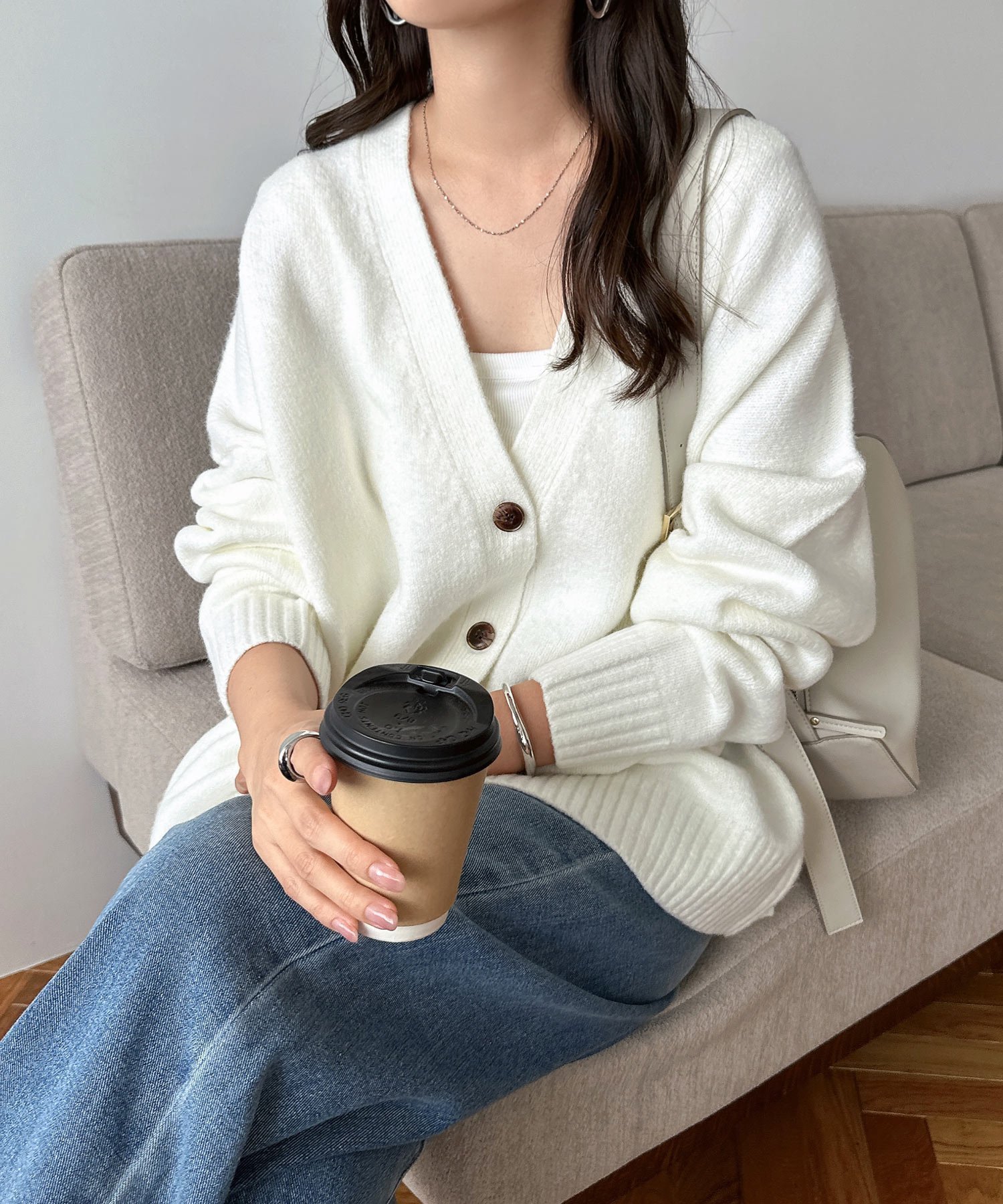 【アンドミー/andme】の天竺編み Vネック 長袖 ニット カーディガン インテリア・キッズ・メンズ・レディースファッション・服の通販 founy(ファニー) ファッション Fashion レディースファッション Fashion for Women トップス・カットソー Cut & Sew Tops ニット Knit Tops & Sweaters カーディガン・羽織り Layered Style Cardigans Vネックトップス V-Neck Tops / V-Cut Neckline Shirts アクリル Acrylic Material カットソー Cut and Sewn Top カーディガン Cardigan, Knitwear トレンド Trend, Trending Now 定番 Standard, Basic Item 長袖 Long Sleeve, Full Sleeve ベーシック Basic, Essential リラックス Relax, Relaxed Fit オフホワイト|ID: prp329100004685208 ipo3291000000034636202