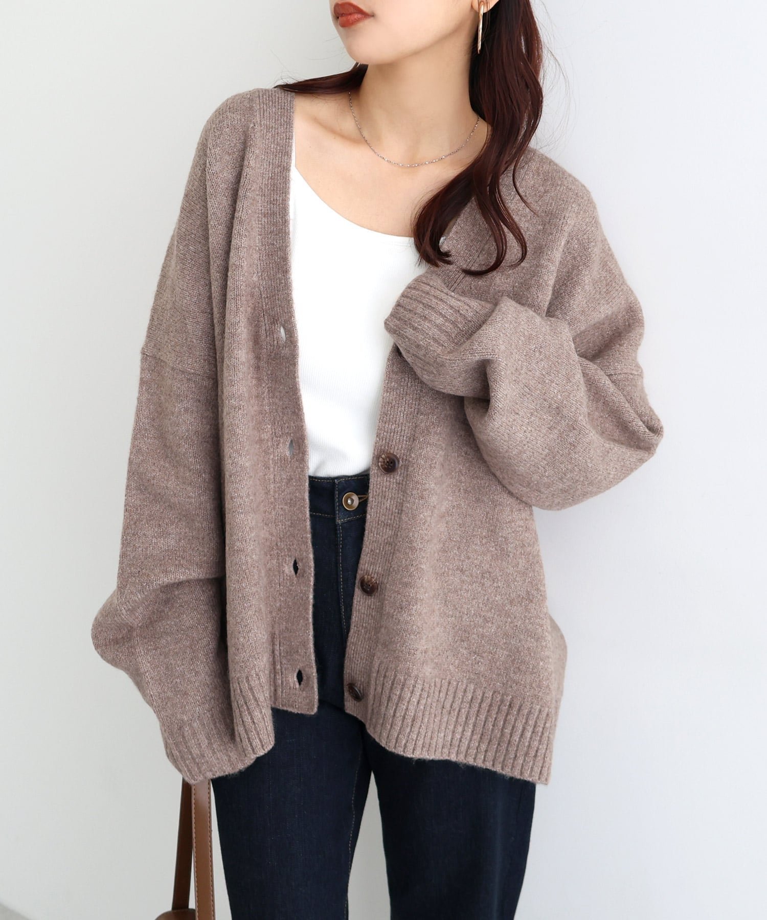 【アンドミー/andme】の天竺編み Vネック 長袖 ニット カーディガン インテリア・キッズ・メンズ・レディースファッション・服の通販 founy(ファニー) ファッション Fashion レディースファッション Fashion for Women トップス・カットソー Cut & Sew Tops ニット Knit Tops & Sweaters カーディガン・羽織り Layered Style Cardigans Vネックトップス V-Neck Tops / V-Cut Neckline Shirts アクリル Acrylic Material カットソー Cut and Sewn Top カーディガン Cardigan, Knitwear トレンド Trend, Trending Now 定番 Standard, Basic Item 長袖 Long Sleeve, Full Sleeve ベーシック Basic, Essential リラックス Relax, Relaxed Fit グレージュ|ID: prp329100004685208 ipo3291000000034636205