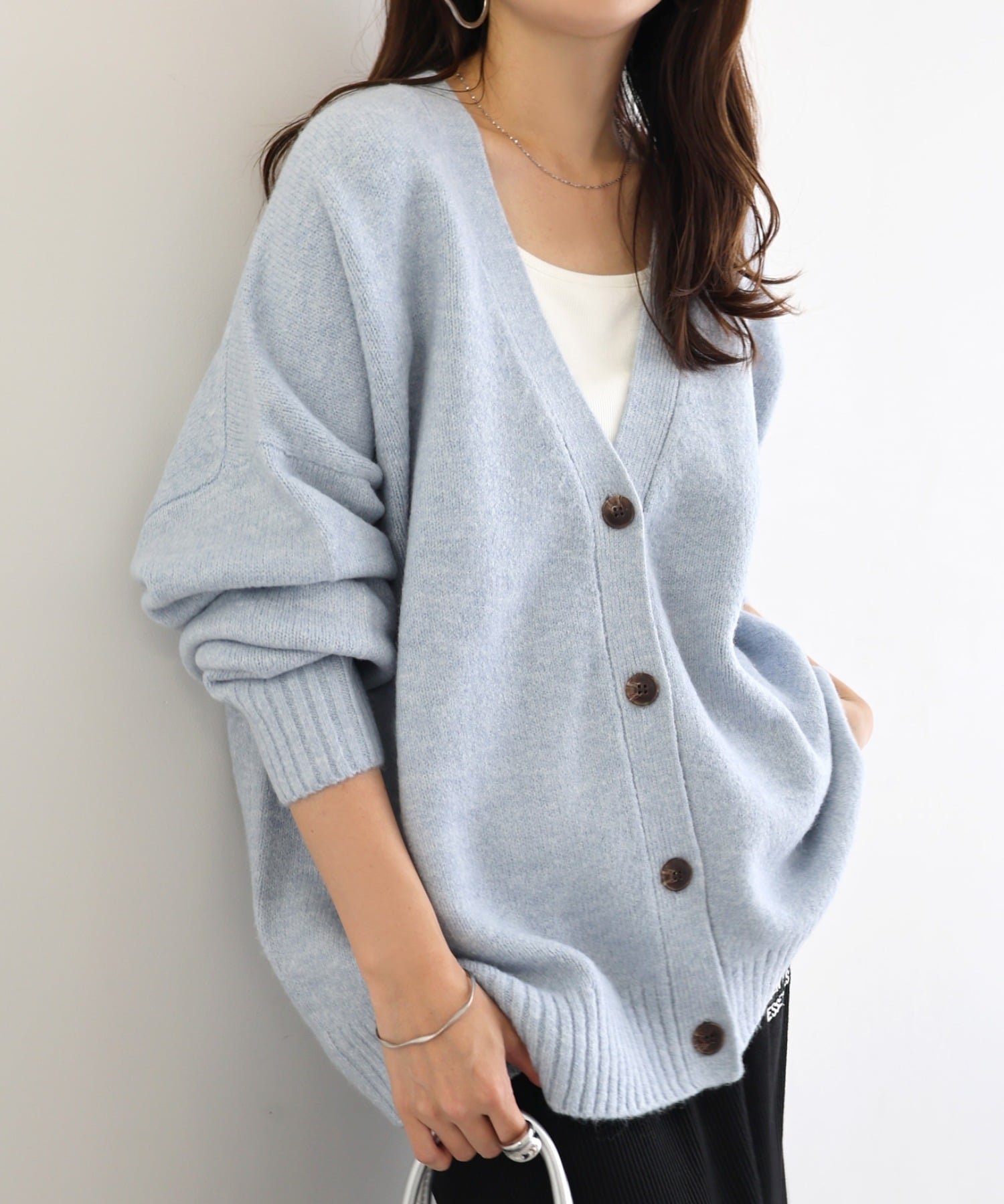 【アンドミー/andme】の天竺編み Vネック 長袖 ニット カーディガン インテリア・キッズ・メンズ・レディースファッション・服の通販 founy(ファニー) ファッション Fashion レディースファッション Fashion for Women トップス・カットソー Cut & Sew Tops ニット Knit Tops & Sweaters カーディガン・羽織り Layered Style Cardigans Vネックトップス V-Neck Tops / V-Cut Neckline Shirts アクリル Acrylic Material カットソー Cut and Sewn Top カーディガン Cardigan, Knitwear トレンド Trend, Trending Now 定番 Standard, Basic Item 長袖 Long Sleeve, Full Sleeve ベーシック Basic, Essential リラックス Relax, Relaxed Fit ブルー|ID: prp329100004685208 ipo3291000000034636207