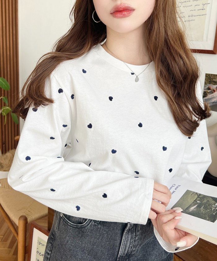 【モーメントプラス/moment+ / MEN】の綿100%天竺ハート刺繍ロングTシャツ インテリア・キッズ・メンズ・レディースファッション・服の通販 founy(ファニー) https://founy.com/ ファッション Fashion メンズファッション Fashion for Men カットソー Cut and Sewn Top ガーリー Girly, Feminine Style シューズ Shoes, Footwear シンプル Simple, Minimal デニム Denim, Jeans Material トレンド Trend, Trending Now 人気 Popular, Best Seller 長袖 Long Sleeve, Full Sleeve バランス Balance, Style Balance バレエ Ballet, Ballet Style フレンチ French, French Style ベスト Vest, Waistcoat ロング Long, Long-Length おすすめ Recommended / Our Picks |ID: prp329100004685233 ipo3291000000033835049