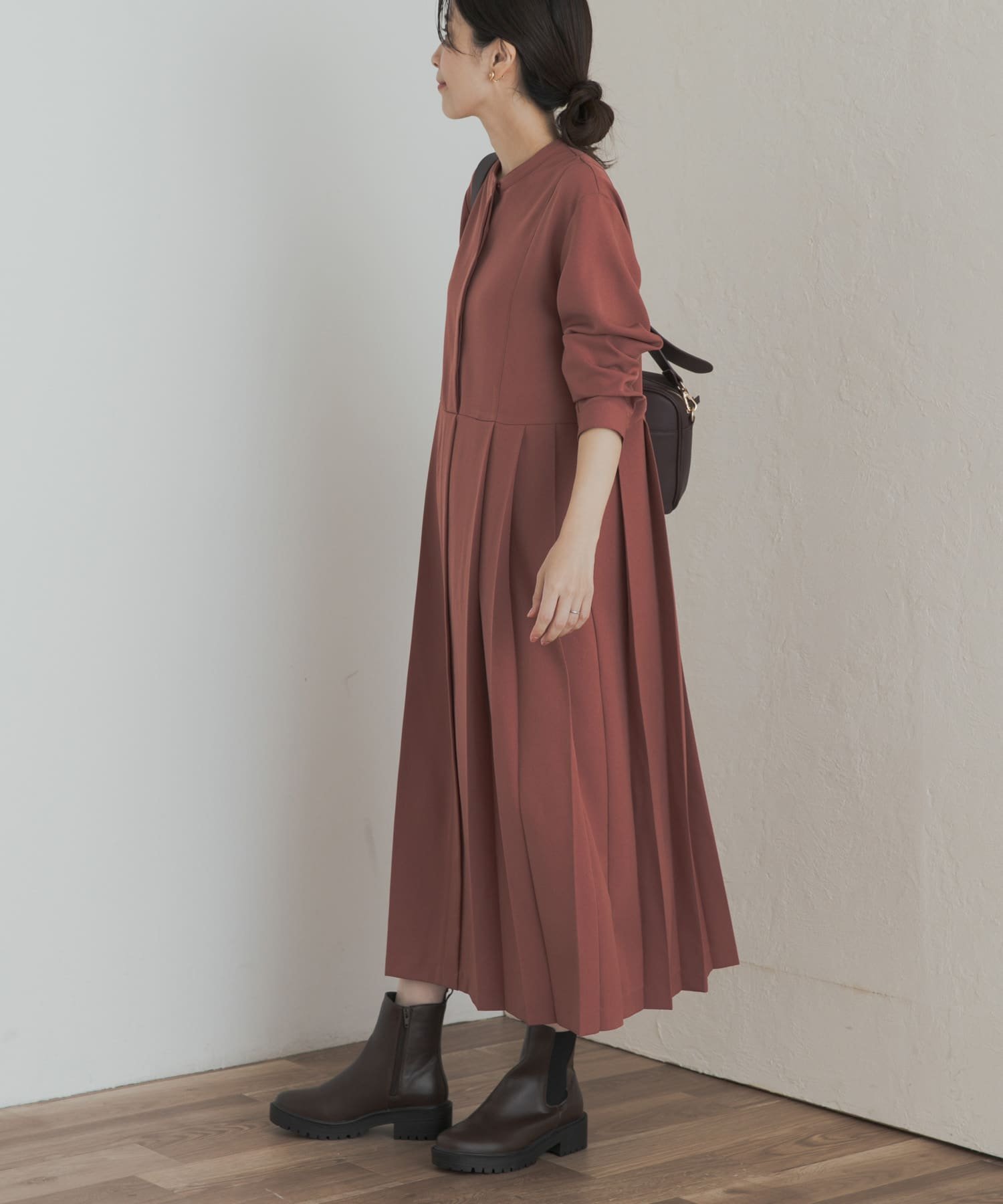 【アーバンリサーチ ドアーズ/URBAN RESEARCH DOORS】の『一部WEB限定カラー』『UR TECH SMOOTHLUXE』サイドプリーツ切替ワンピース インテリア・キッズ・メンズ・レディースファッション・服の通販 founy(ファニー) 　ファッション　Fashion　レディースファッション　Fashion for Women　ワンピース　Dresses　カーディガン　Cardigan, Knitwear　切替　Switching, Contrast Panel　ツイル　Twist, Twisted Detail　プリーツ　Pleats, Pleated　A/W・秋冬　Autumn/Winter　冬　Winter / This Winter　エレガント 上品　Elegant　2025年　2025　2025-2026秋冬・A/W　Autumn/Winter 2025–26 AW25–26　PINK|ID: prp329100004685489 ipo3291000000033968256