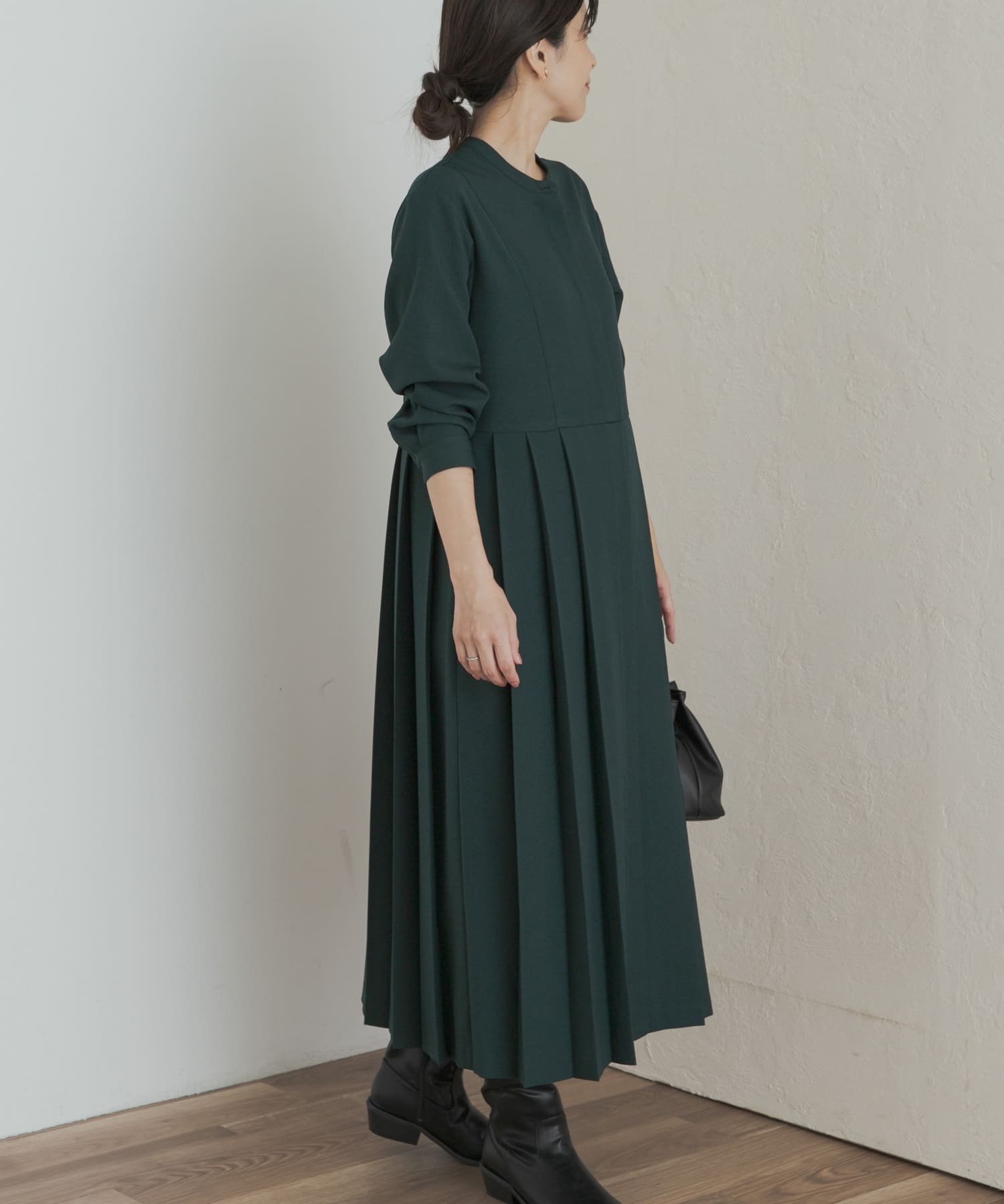 【アーバンリサーチ ドアーズ/URBAN RESEARCH DOORS】の『一部WEB限定カラー』『UR TECH SMOOTHLUXE』サイドプリーツ切替ワンピース インテリア・キッズ・メンズ・レディースファッション・服の通販 founy(ファニー) ファッション Fashion レディースファッション Fashion for Women ワンピース Dresses カーディガン Cardigan, Knitwear 切替 Switching, Contrast Panel ツイル Twist, Twisted Detail プリーツ Pleats, Pleated A/W・秋冬 Autumn/Winter 冬 Winter / This Winter エレガント 上品 Elegant 2025年 2025 2025-2026秋冬・A/W Autumn/Winter 2025–26 AW25–26 GREEN|ID: prp329100004685489 ipo3291000000034770109