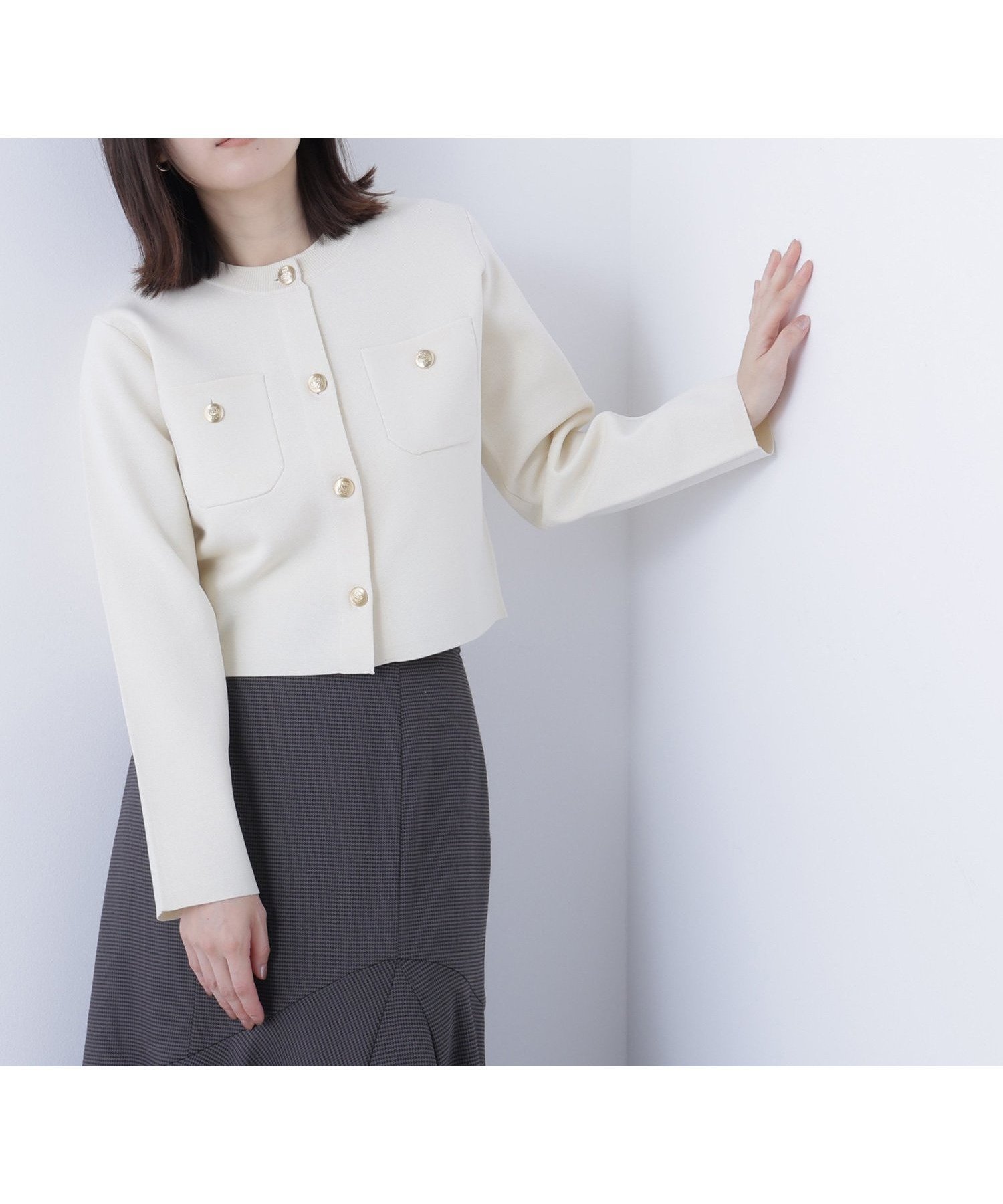 【ナチュラル ビューティー ベーシック/NATURAL BEAUTY BASIC】のエンブレムボタンニットジャケット インテリア・キッズ・メンズ・レディースファッション・服の通販 founy(ファニー) 　ファッション　Fashion　レディースファッション　Fashion for Women　アウター　Coat / Outerwear Collection　レディースジャケット・軽アウター　Jackets　カーディガン　Cardigan, Knitwear　シンプル　Simple, Minimal　ジャケット　Jacket, Outerwear　フラット　Flat, Flat Shoes　ミラノリブ　Milano Rib, Milano Stitch　オフホワイト1|ID: prp329100004685854 ipo3291000000033895894
