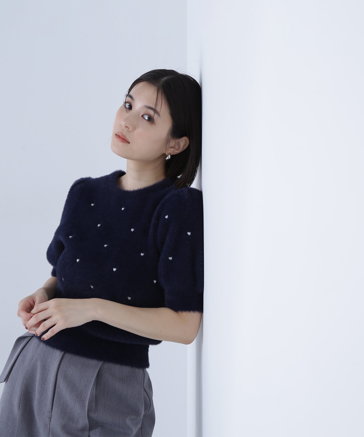 【ナチュラル ビューティー ベーシック/NATURAL BEAUTY BASIC】のシャギーハート刺繍ニット インテリア・キッズ・メンズ・レディースファッション・服の通販 founy(ファニー) 　ファッション　Fashion　レディースファッション　Fashion for Women　トップス・カットソー　Cut & Sew Tops　ニット　Knit Tops & Sweaters　スリーブ　Sleeve, Long Sleeve / Short Sleeve　トレンド　Trend, Trending Now　ドット　Polka Dot, Dot Pattern　モチーフ　Motif, Design Theme　半袖　Short Sleeve, Half Sleeve　ネイビー×オフ2|ID: prp329100004685940 ipo3291000000033838901