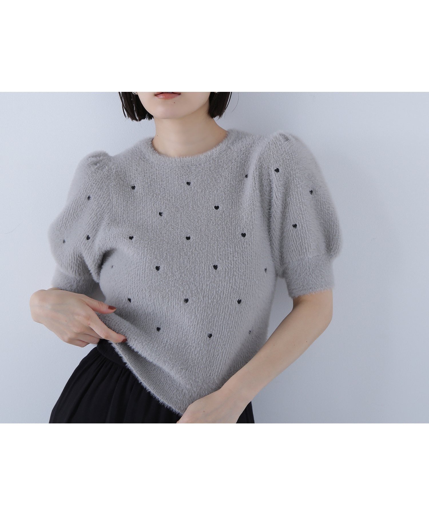 【ナチュラル ビューティー ベーシック/NATURAL BEAUTY BASIC】のシャギーハート刺繍ニット インテリア・キッズ・メンズ・レディースファッション・服の通販 founy(ファニー) 　ファッション　Fashion　レディースファッション　Fashion for Women　トップス・カットソー　Cut & Sew Tops　ニット　Knit Tops & Sweaters　スリーブ　Sleeve, Long Sleeve / Short Sleeve　トレンド　Trend, Trending Now　ドット　Polka Dot, Dot Pattern　モチーフ　Motif, Design Theme　半袖　Short Sleeve, Half Sleeve　グレー×ブラック2|ID: prp329100004685940 ipo3291000000033838902