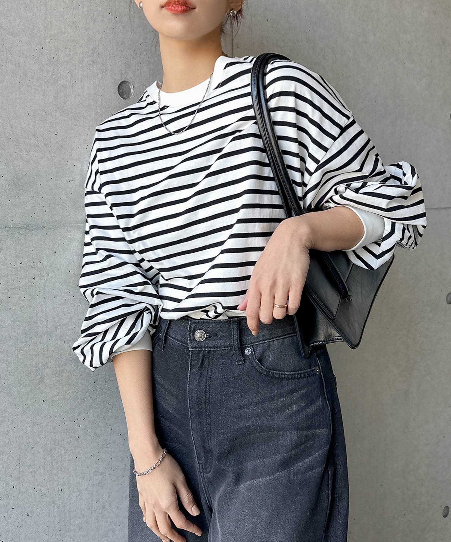 【アンドミー/andme】のタック ボリューム袖 長袖Tシャツ インテリア・キッズ・メンズ・レディースファッション・服の通販 founy(ファニー) 　ファッション　Fashion　レディースファッション　Fashion for Women　トップス・カットソー　Cut & Sew Tops　シャツ・ブラウス・オフィスカジュアル　Elegant Blouses & Button-Ups　ロングTシャツ・Tシャツ　Longline T-Shirts & Tees　おすすめ　Recommended / Our Picks　ボーダー　Border, Stripe　ロング　Long, Long-Length　人気　Popular, Best Seller　無地　Plain, Solid Color　長袖　Long Sleeve, Full Sleeve　オフホワイト×ブラック|ID: prp329100004685950 ipo3291000000033838974