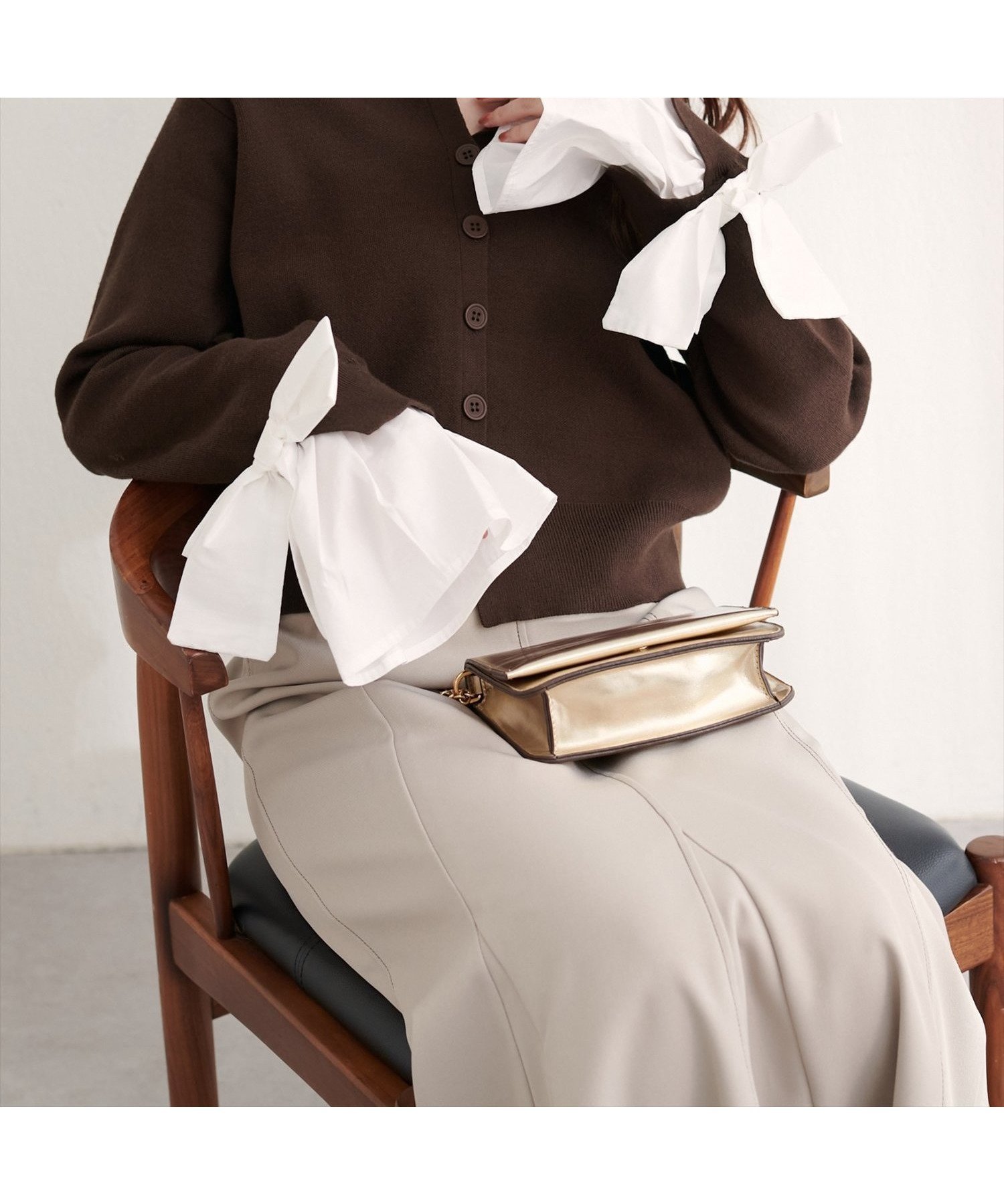 【ナチュラルクチュール/natural couture】の袖口リボンクルーネックカーデ インテリア・キッズ・メンズ・レディースファッション・服の通販 founy(ファニー) 　ファッション　Fashion　レディースファッション　Fashion for Women　トップス・カットソー　Cut & Sew Tops　アクセサリー　Fashion Accessories　イヤリング　Earrings　インナー　Innerwear　カットソー　Cut and Sewn Top　カーディガン　Cardigan, Knitwear　コンパクト　Compact, Small Size　シンプル　Simple, Minimal　スニーカー　Sneakers, Trainers　ダウン　Down, Puffer　デコルテ　Décolleté, Neckline　デニム　Denim, Jeans Material　なめらか　Smooth, Silky Texture　ネックレス　Necklace, Pendant Necklace　フェミニン　Feminine, Girly　フレア　Flare, Flared　リボン　Ribbon, Bow　ロング　Long, Long-Length　再入荷　Restock / Back in Stock　おすすめ　Recommended / Our Picks　エレガント 上品　Elegant　2025年　2025　2025-2026秋冬・A/W　Autumn/Winter 2025–26 AW25–26　ブラウン|ID: prp329100004685973 ipo3291000000035050126