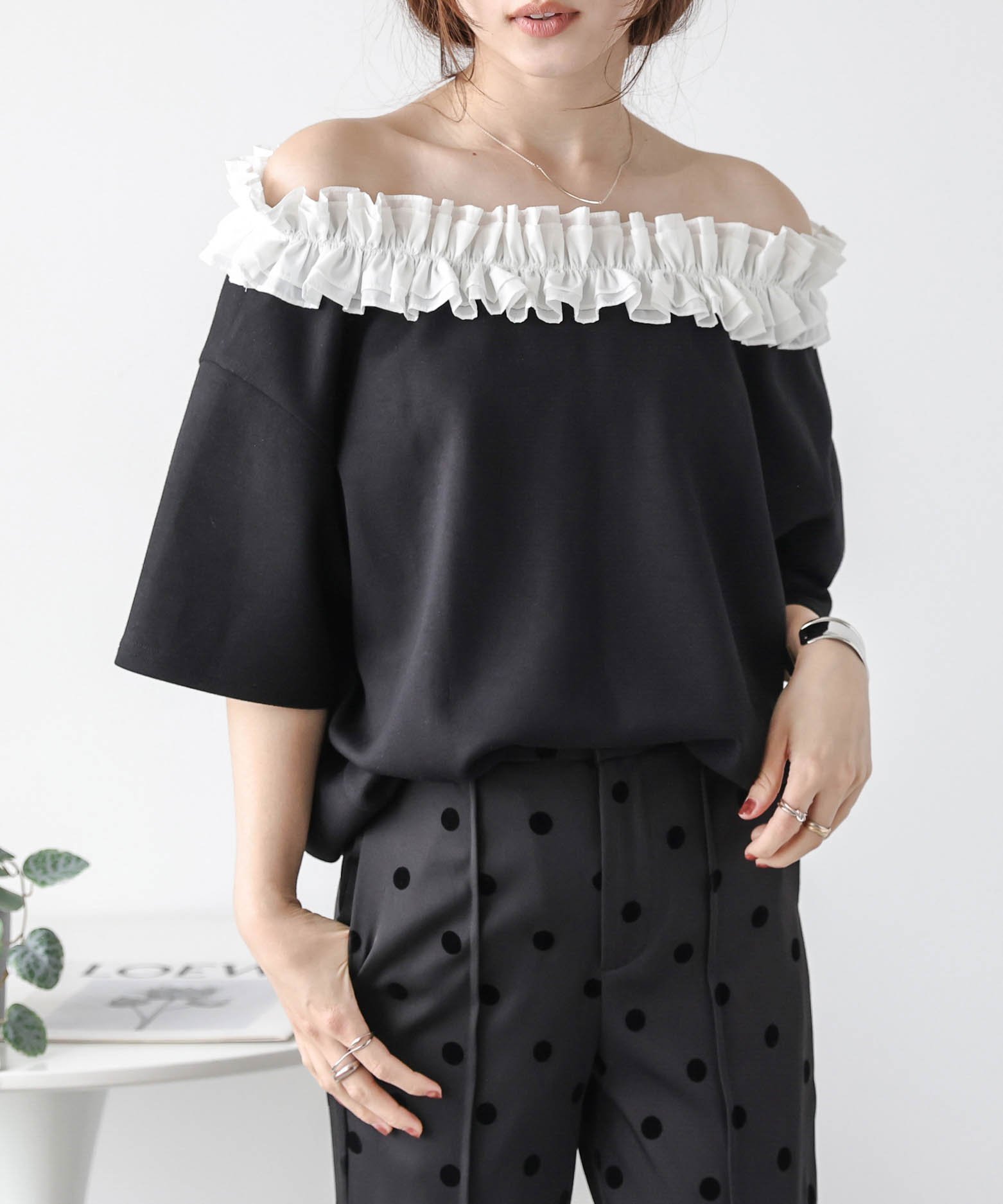 【ラジュール/Lajour】のフリルオフショルダープルオーバー インテリア・キッズ・メンズ・レディースファッション・服の通販 founy(ファニー) 　ファッション　Fashion　レディースファッション　Fashion for Women　トップス・カットソー　Cut & Sew Tops　カジュアルプルオーバー・ニットトップス　Pullovers & Knit Tops / Casual Pullovers　ギャザー　Gathered, Ruffled　フリル　Frill, Ruffle　ラウンド　Round, Round Neck　ワンショル　One Shoulder, Asymmetrical　エレガント 上品　Elegant　ブラック|ID: prp329100004686184 ipo3291000000033839976