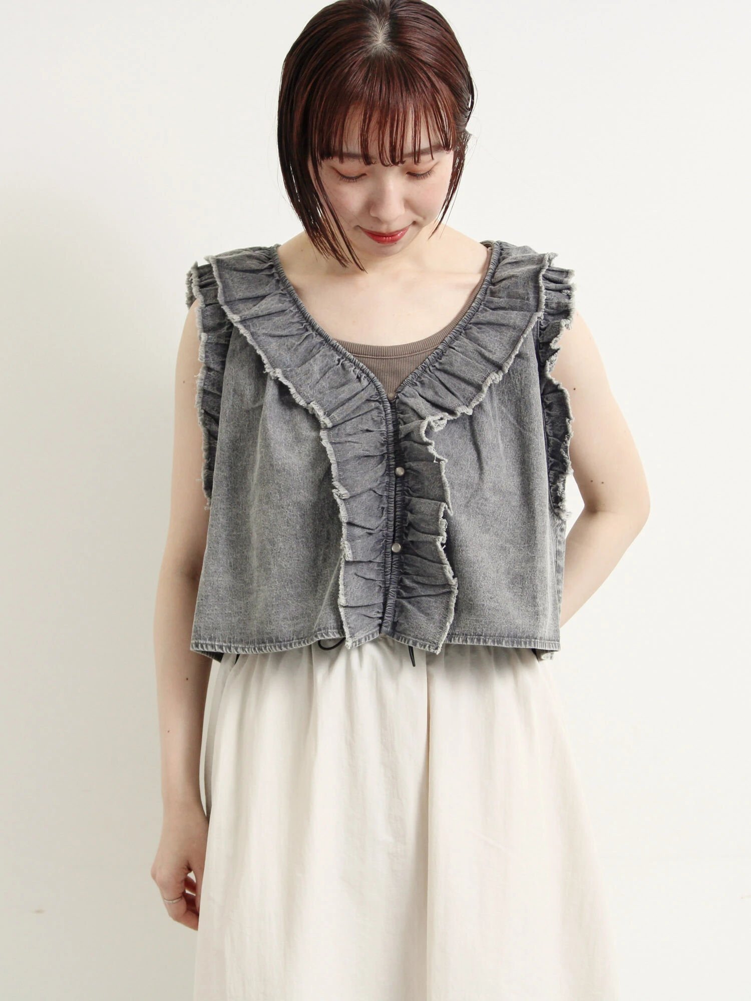 【サマンサモスモス/Samansa Mos2】のデニムフリルベスト インテリア・キッズ・メンズ・レディースファッション・服の通販 founy(ファニー) 　ファッション　Fashion　レディースファッション　Fashion for Women　アウター　Coat / Outerwear Collection　トップス・カットソー　Cut & Sew Tops　ベスト&ジレ / 重ね着スタイル　Vests & Gilets　おすすめ　Recommended / Our Picks　デニム　Denim, Jeans Material　フリル　Frill, Ruffle　ベスト　Vest, Waistcoat　ブラック|ID: prp329100004687184 ipo3291000000033905582