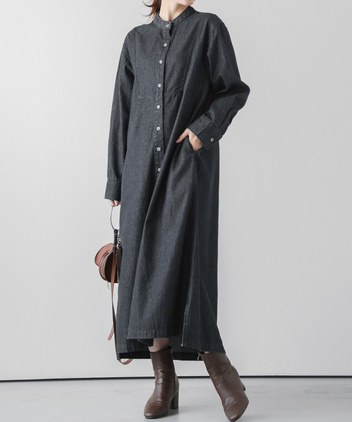 【ラジュール/Lajour】のデニムシャツワンピース インテリア・キッズ・メンズ・レディースファッション・服の通販 founy(ファニー) 　ファッション　Fashion　レディースファッション　Fashion for Women　ワンピース　Dresses　シャツワンピース / 1枚で着映えコーデ　Shirt Dresses　スリット　Slit, Slit Detail　デニム　Denim, Jeans Material　トレンド　Trend, Trending Now　ロング　Long, Long-Length　ブラック|ID: prp329100004687261 ipo3291000000033967587