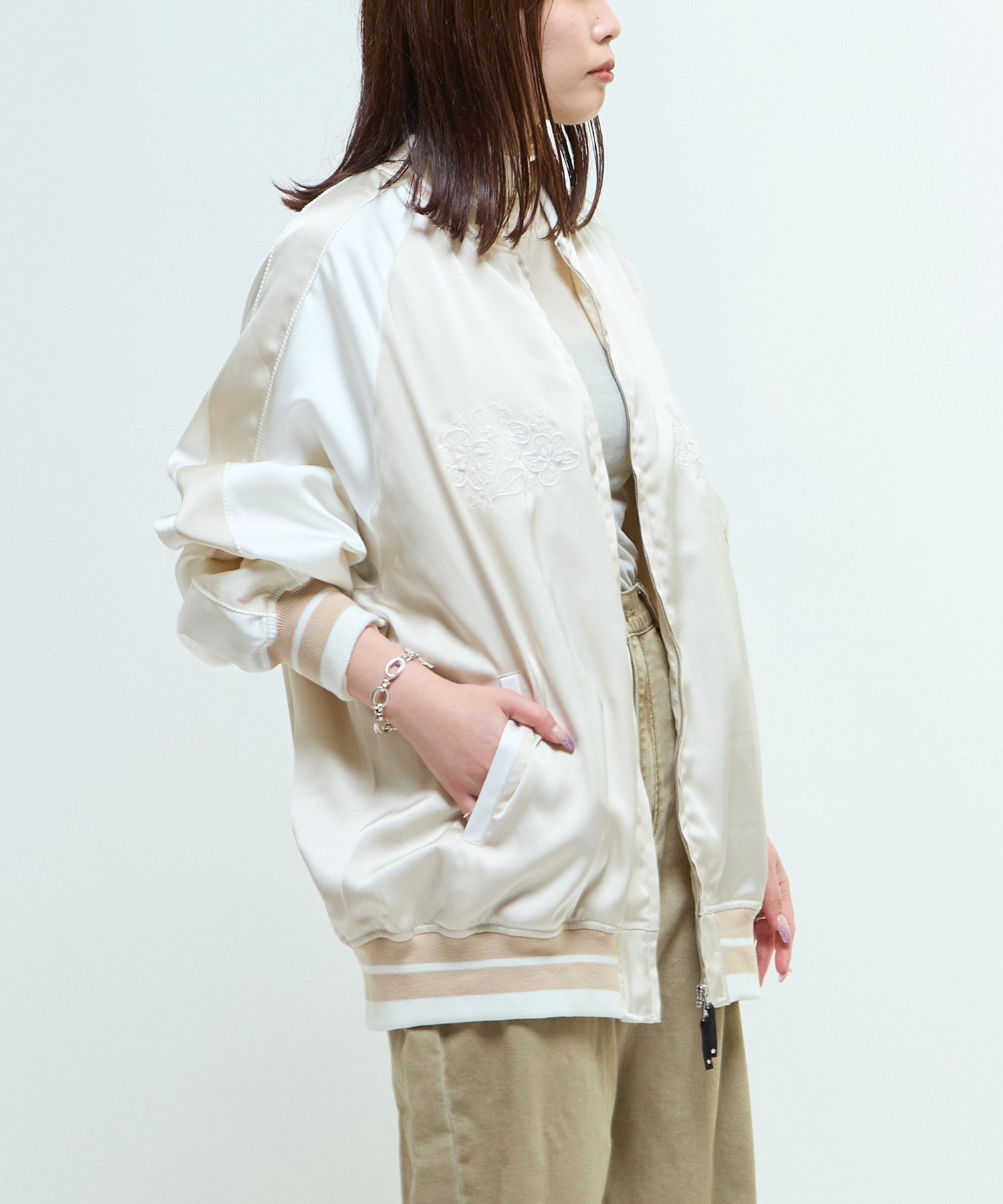 【コンバーストウキョウ/CONVERSE TOKYO】のSATIN OVERSIZE SOUVENIR JACKET インテリア・キッズ・メンズ・レディースファッション・服の通販 founy(ファニー) 　ファッション　Fashion　レディースファッション　Fashion for Women　アウター　Coat / Outerwear Collection　レディースジャケット・軽アウター　Jackets　カーゴパンツ　Cargo Pants, Utility Pants　サテン　Satin, Glossy Fabric　スウェット / スエット　Sweatshirt, Sweatwear　スラックス　Slacks, Dress Pants　デニム　Denim, Jeans Material　トレンド　Trend, Trending Now　定番　Standard, Basic Item　フレア　Flare, Flared　ルーズ　Loose, Oversized　ロング　Long, Long-Length　ワイド　Wide, Wide Fit　A/W・秋冬　Autumn/Winter　エレガント 上品　Elegant　ベージュ|ID: prp329100004687288 ipo3291000000033847058
