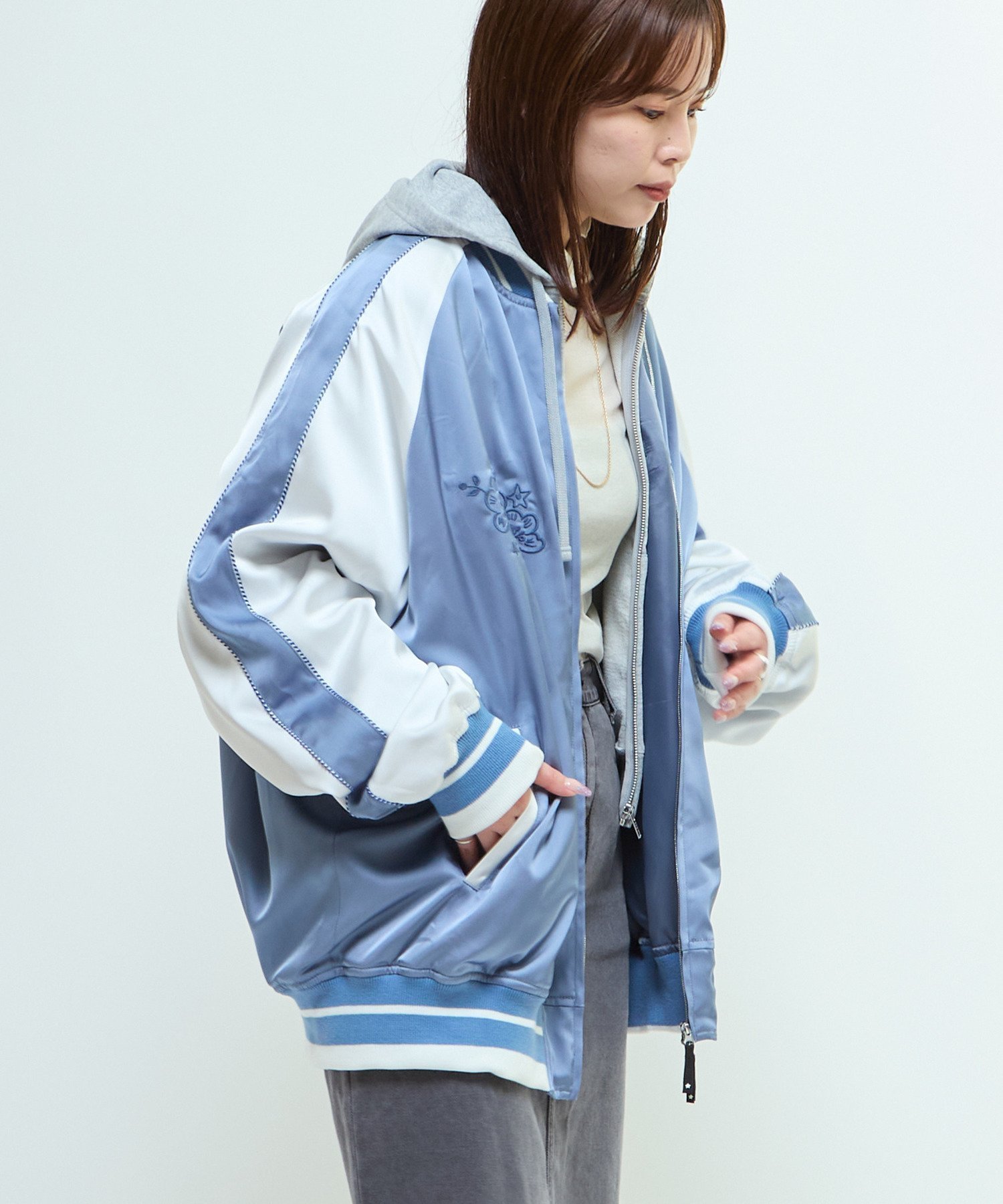 【コンバーストウキョウ/CONVERSE TOKYO】のSATIN OVERSIZE SOUVENIR JACKET インテリア・キッズ・メンズ・レディースファッション・服の通販 founy(ファニー) 　ファッション　Fashion　レディースファッション　Fashion for Women　アウター　Coat / Outerwear Collection　レディースジャケット・軽アウター　Jackets　カーゴパンツ　Cargo Pants, Utility Pants　サテン　Satin, Glossy Fabric　スウェット / スエット　Sweatshirt, Sweatwear　スラックス　Slacks, Dress Pants　デニム　Denim, Jeans Material　トレンド　Trend, Trending Now　定番　Standard, Basic Item　フレア　Flare, Flared　ルーズ　Loose, Oversized　ロング　Long, Long-Length　ワイド　Wide, Wide Fit　A/W・秋冬　Autumn/Winter　エレガント 上品　Elegant　ブルー|ID: prp329100004687288 ipo3291000000033847059