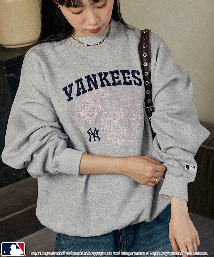 【フリークスストア/FREAK'S STORE】のMLB フラワー 刺繍 スウェット 限定展開 インテリア・キッズ・メンズ・レディースファッション・服の通販 founy(ファニー) 　ファッション　Fashion　レディースファッション　Fashion for Women　トップス・カットソー　Cut & Sew Tops　レディースパーカー・カジュアルフーディー　Casual Hoodies & Sweatshirts　スウェット・クルーネックトップス　Sweatshirts & Crewnecks / Relaxed Fit Sweat Tops　秋　Autumn　スウェット / スエット　Sweatshirt, Sweatwear　スラックス　Slacks, Dress Pants　チェック　Check, Plaid, Tartan　デニム　Denim, Jeans Material　フラワー　Flower, Floral　フレア　Flare, Flared　フロント　Front, Front Design　別注　Limited Edition, Custom Order　ミニスカート　Mini Skirt, Short Skirt　モチーフ　Motif, Design Theme　S/S・春夏　SS, Spring/Summer, Warm Season　おすすめ　Recommended / Our Picks　夏　Summer　2025年　2025　2025春夏・S/S　Spring/Summer 2025 SS25　グレー|ID: prp329100004687364 ipo3291000000033847638